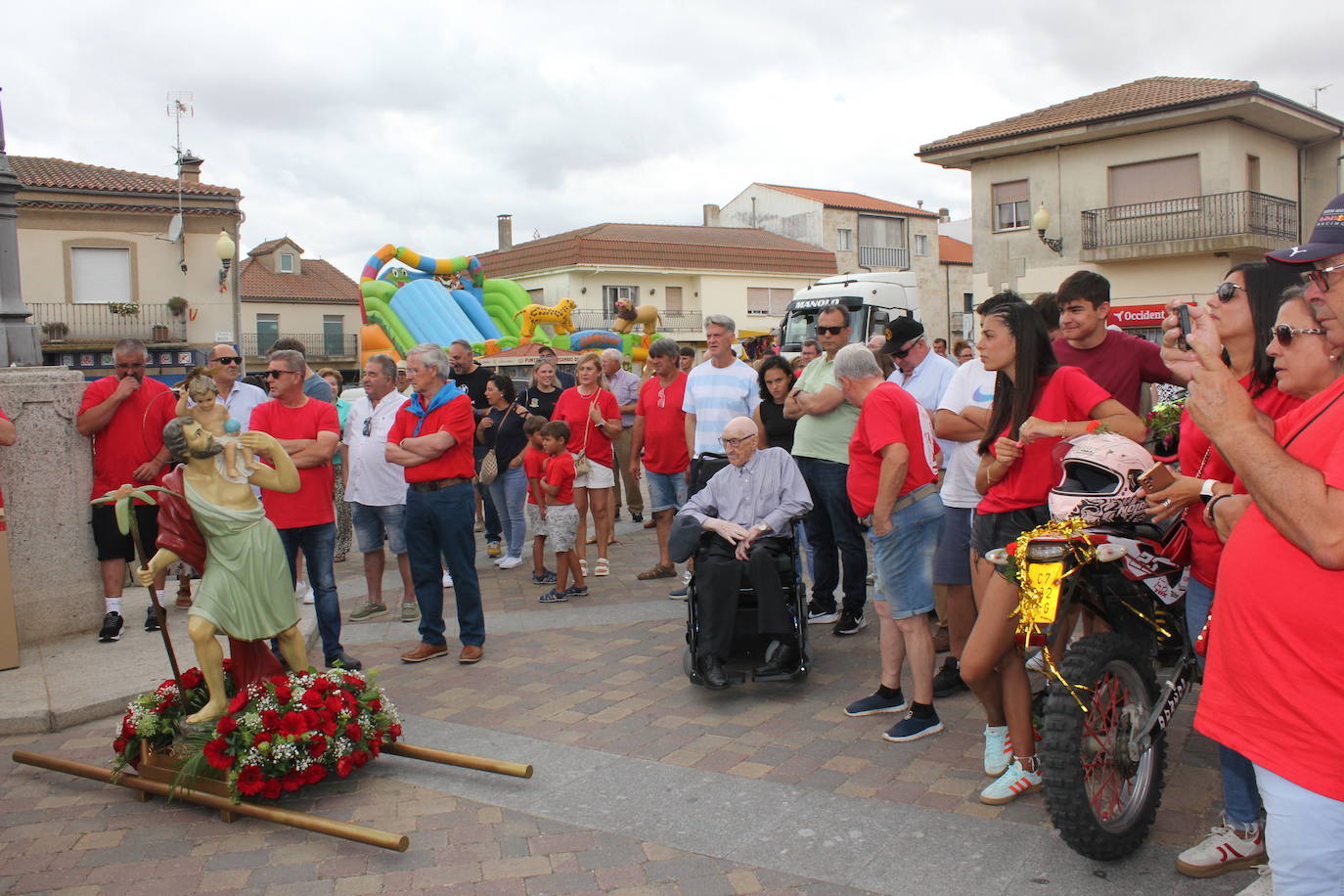 Masiva bendición de vehículos y conductores entre sonidos de claxon en La Fuente de San Esteban