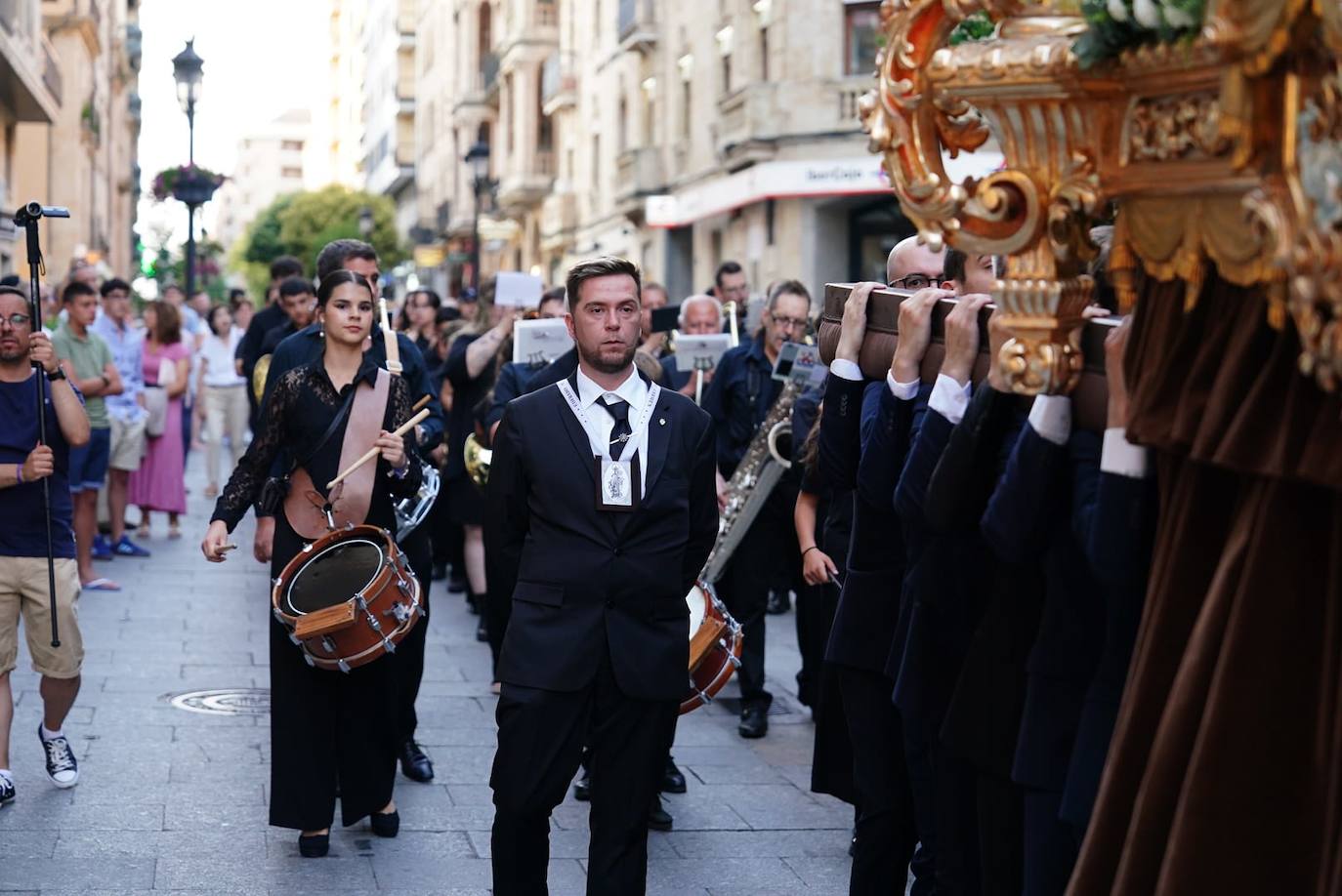 La Virgen del Carmen procesiona con un nuevo paso