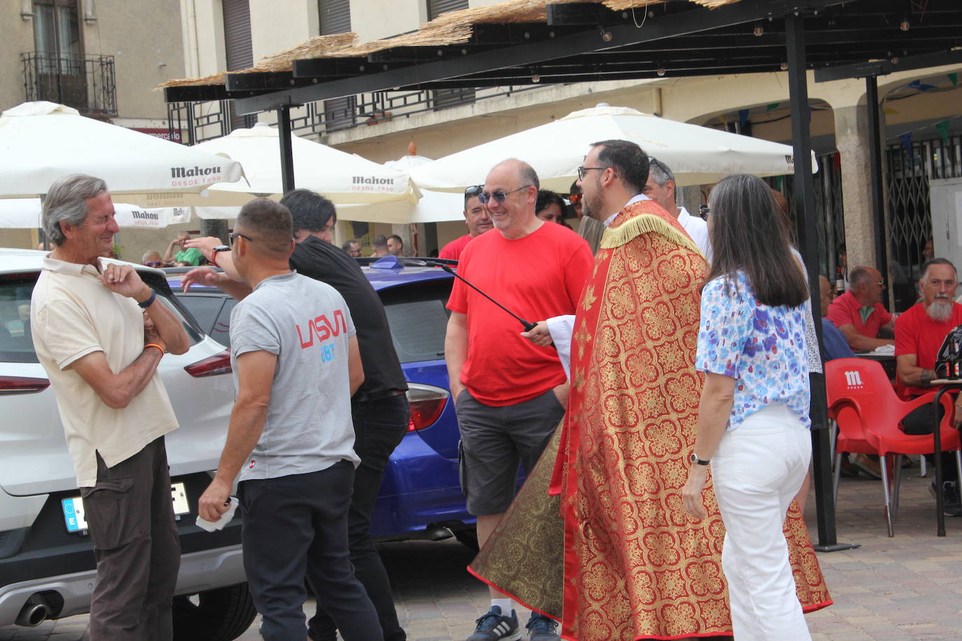 Masiva bendición de vehículos y conductores entre sonidos de claxon en La Fuente de San Esteban