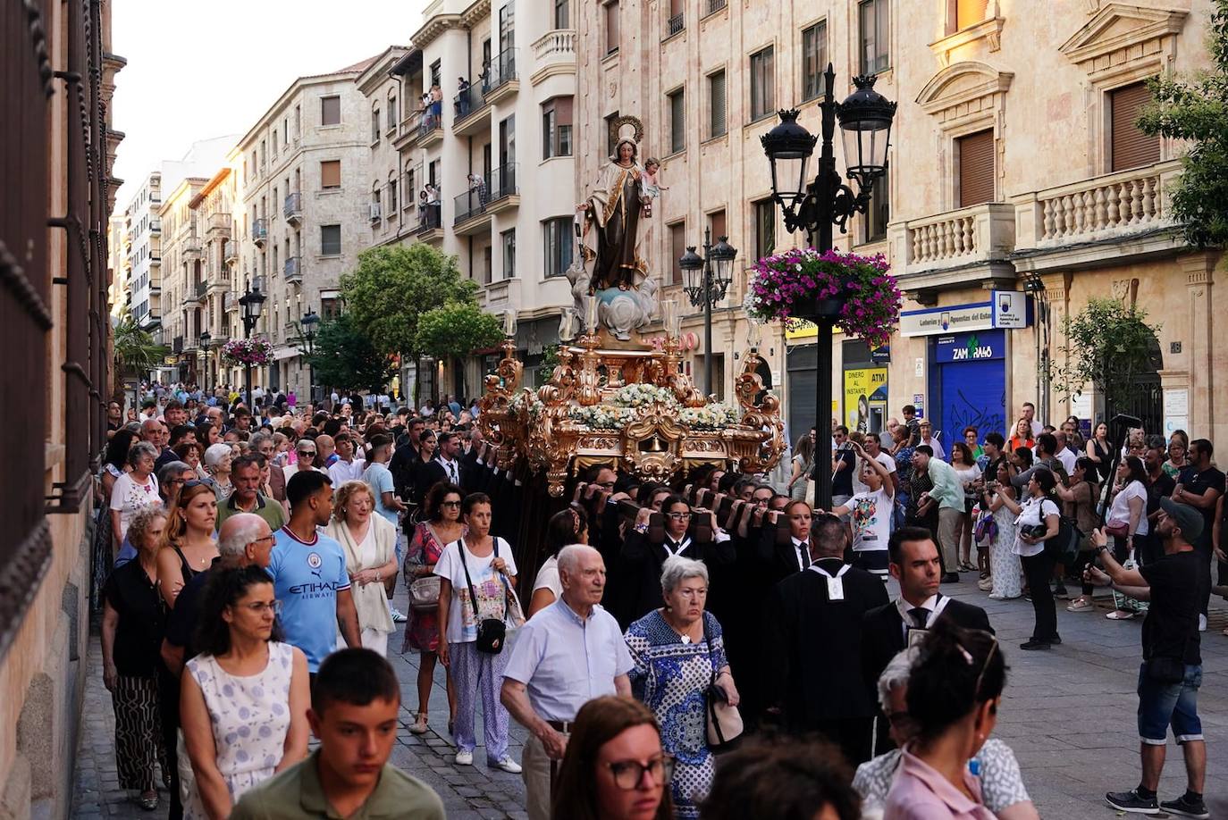 La Virgen del Carmen procesiona con un nuevo paso