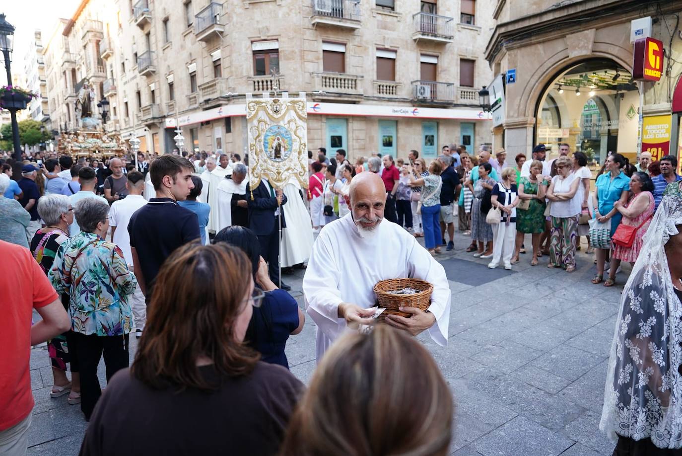 La Virgen del Carmen procesiona con un nuevo paso