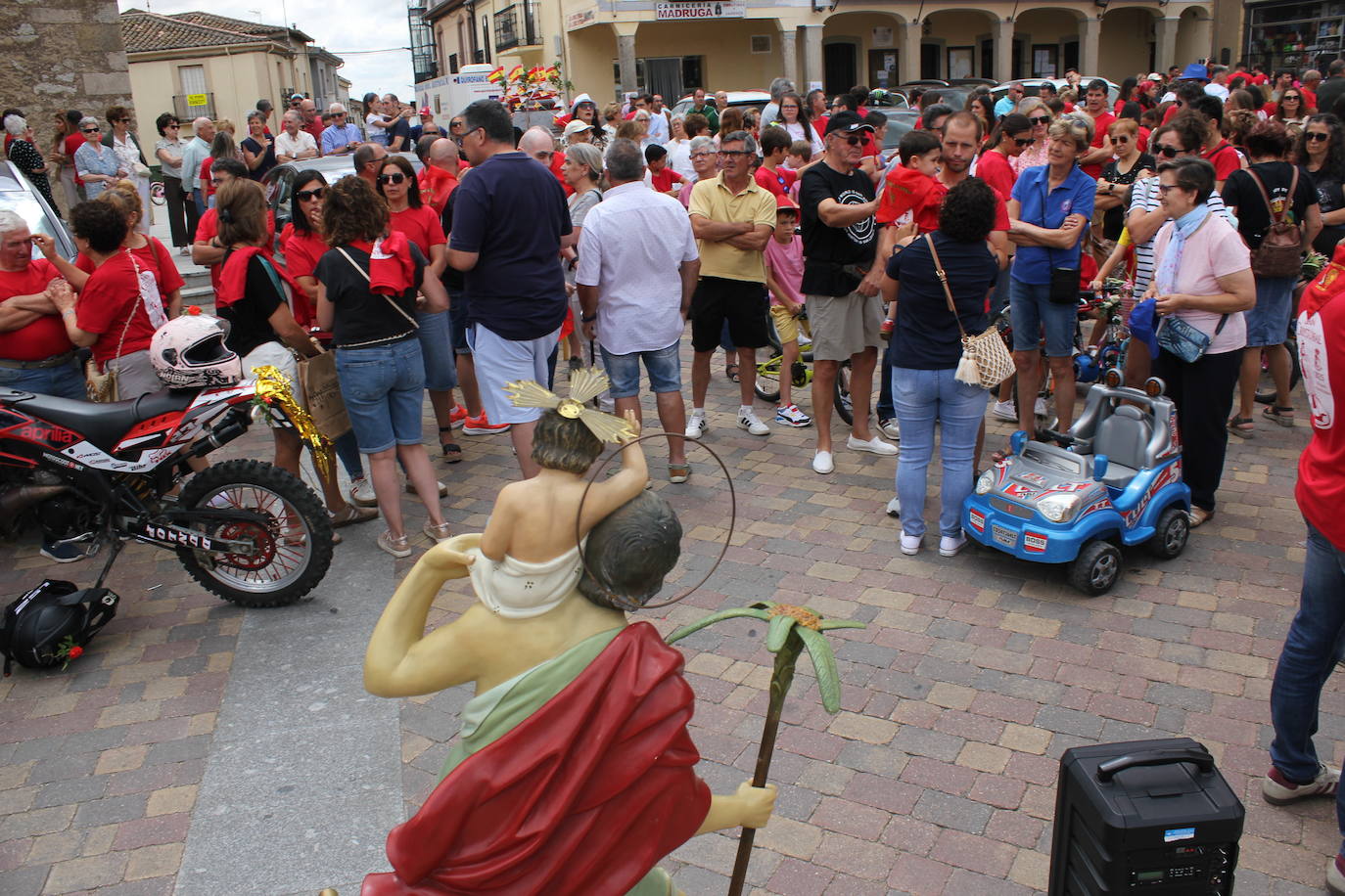 Masiva bendición de vehículos y conductores entre sonidos de claxon en La Fuente de San Esteban