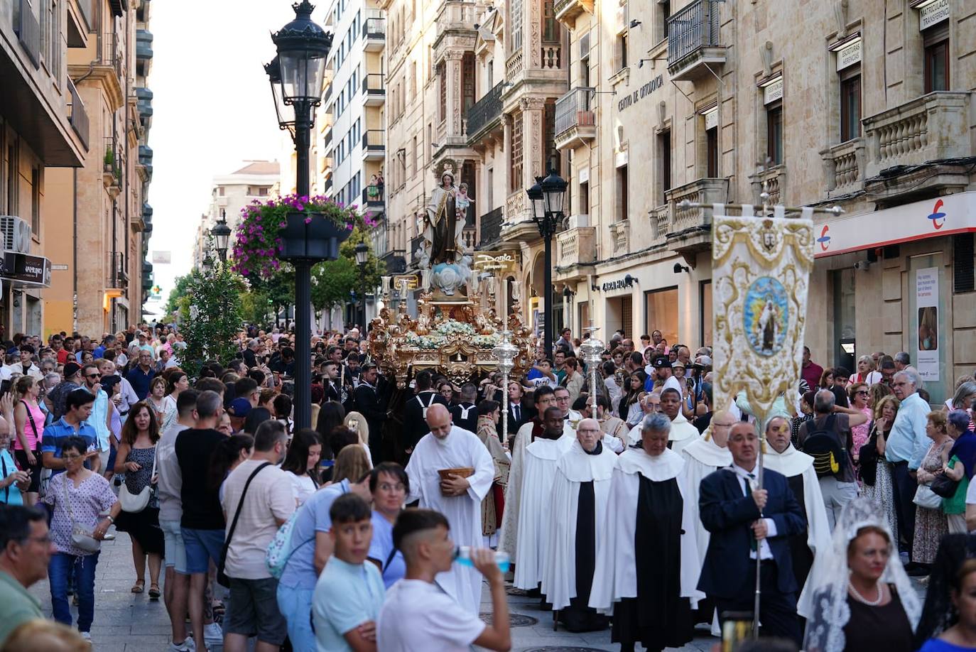 La Virgen del Carmen procesiona con un nuevo paso