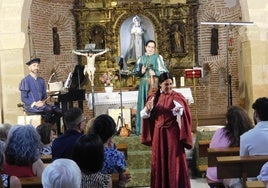 Los actores de la función, durante la puesta en escena de la obra.