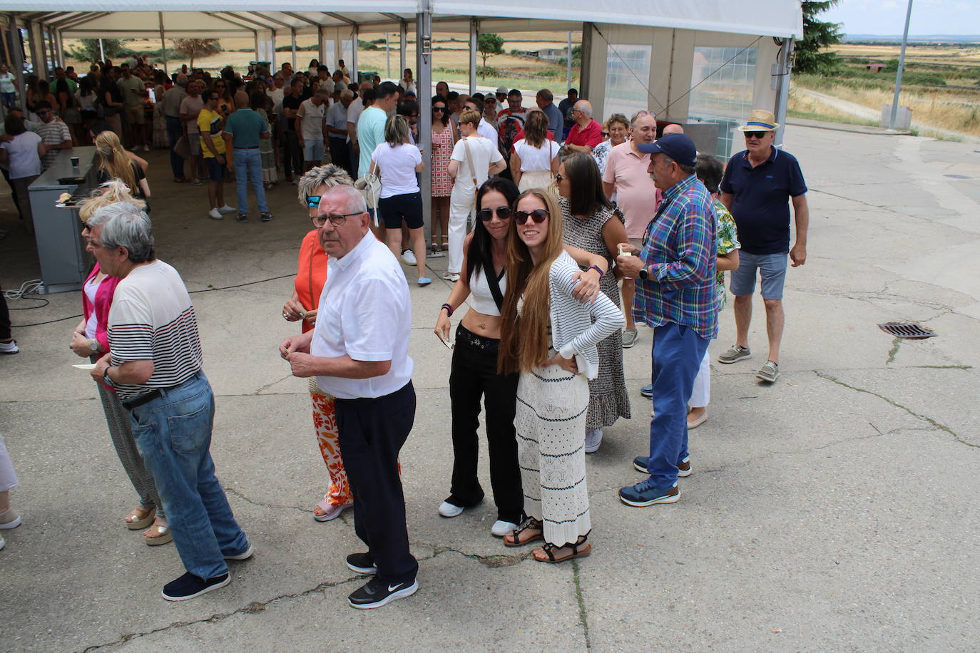 Los vecinos de Campillo de Salvatierra disfrutan de la comida festiva