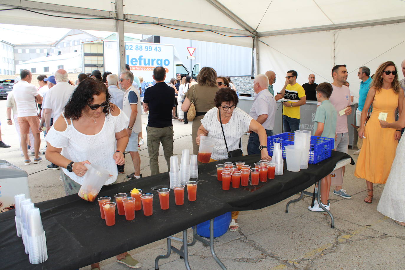 Los vecinos de Campillo de Salvatierra disfrutan de la comida festiva