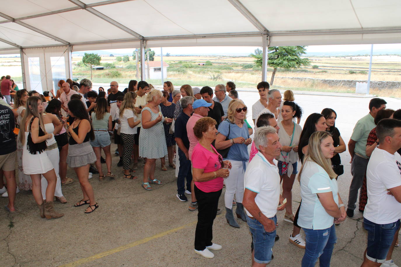 Los vecinos de Campillo de Salvatierra disfrutan de la comida festiva