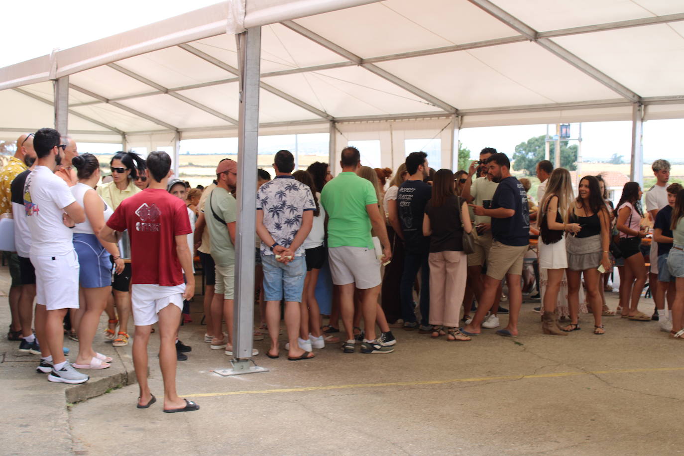 Los vecinos de Campillo de Salvatierra disfrutan de la comida festiva