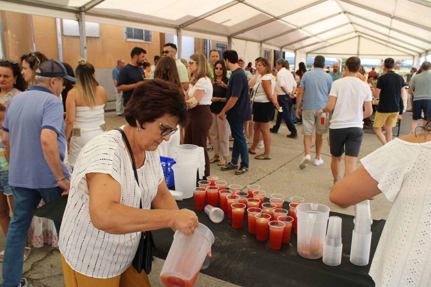 Los vecinos de Campillo de Salvatierra disfrutan de la comida festiva