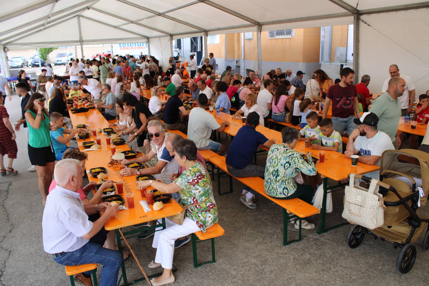 Los vecinos de Campillo de Salvatierra disfrutan de la comida festiva