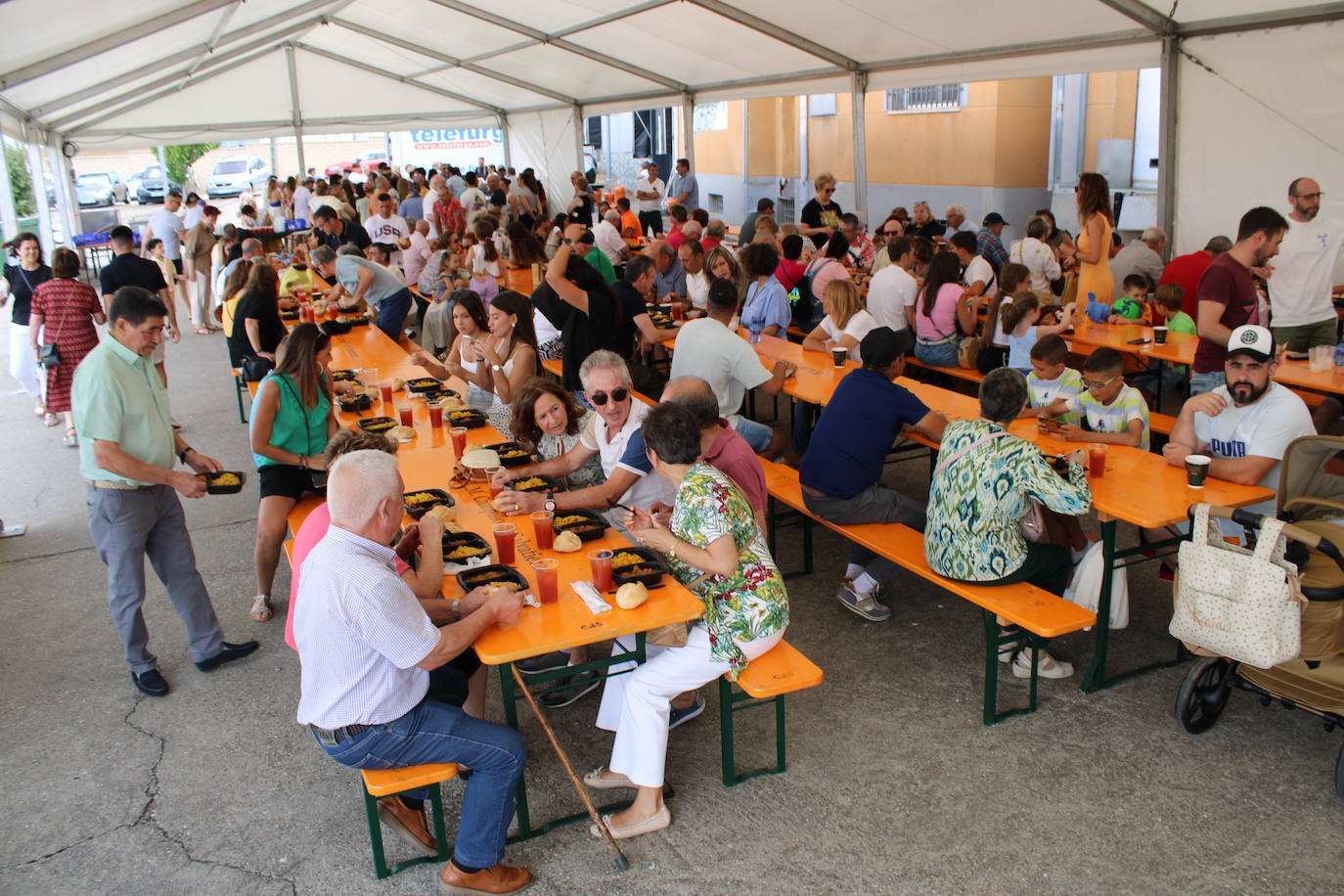 Los vecinos de Campillo de Salvatierra disfrutan de la comida festiva