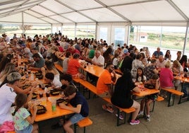 Los vecinos de Campillo disfrutaron de la comida en la carpa ubicada en la calle Juan Carlos I.