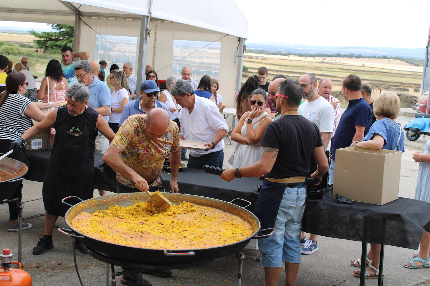 Los vecinos de Campillo de Salvatierra disfrutan de la comida festiva