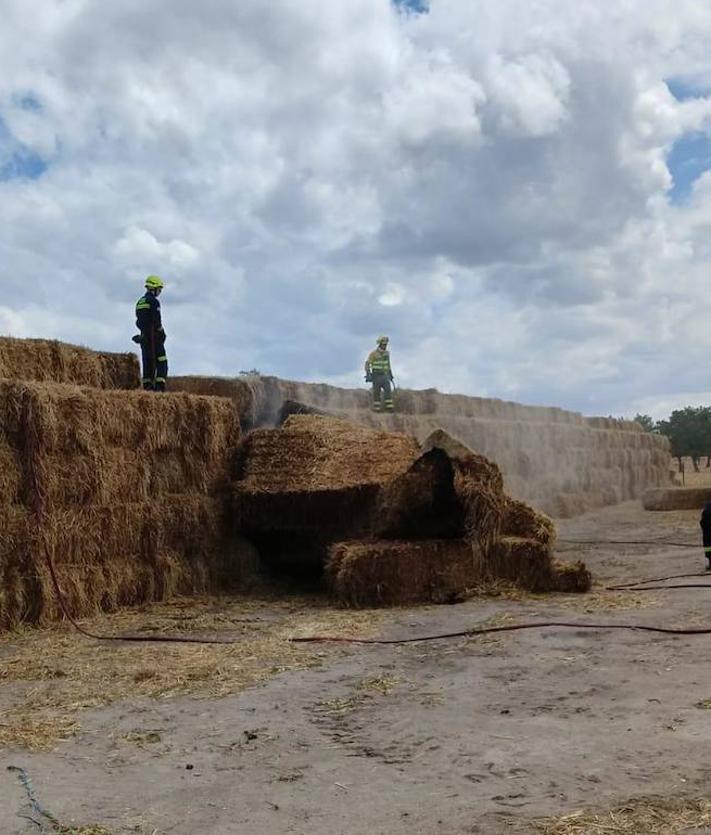 Imagen secundaria 2 - Medios aéreos y terrestres trabajan en un incendio forestal activo en Fuenteliante