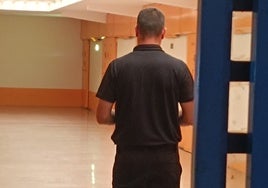 Un funcionario de prisiones, ajeno a esta información, en el centro penitenciario de Topas.