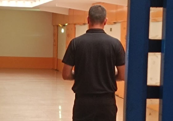 Un funcionario de prisiones, ajeno a esta información, en el centro penitenciario de Topas.
