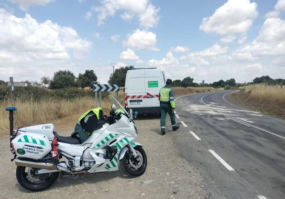 Una patrulla de la Guardia Civil de Tráfico, en la zona del accidente.