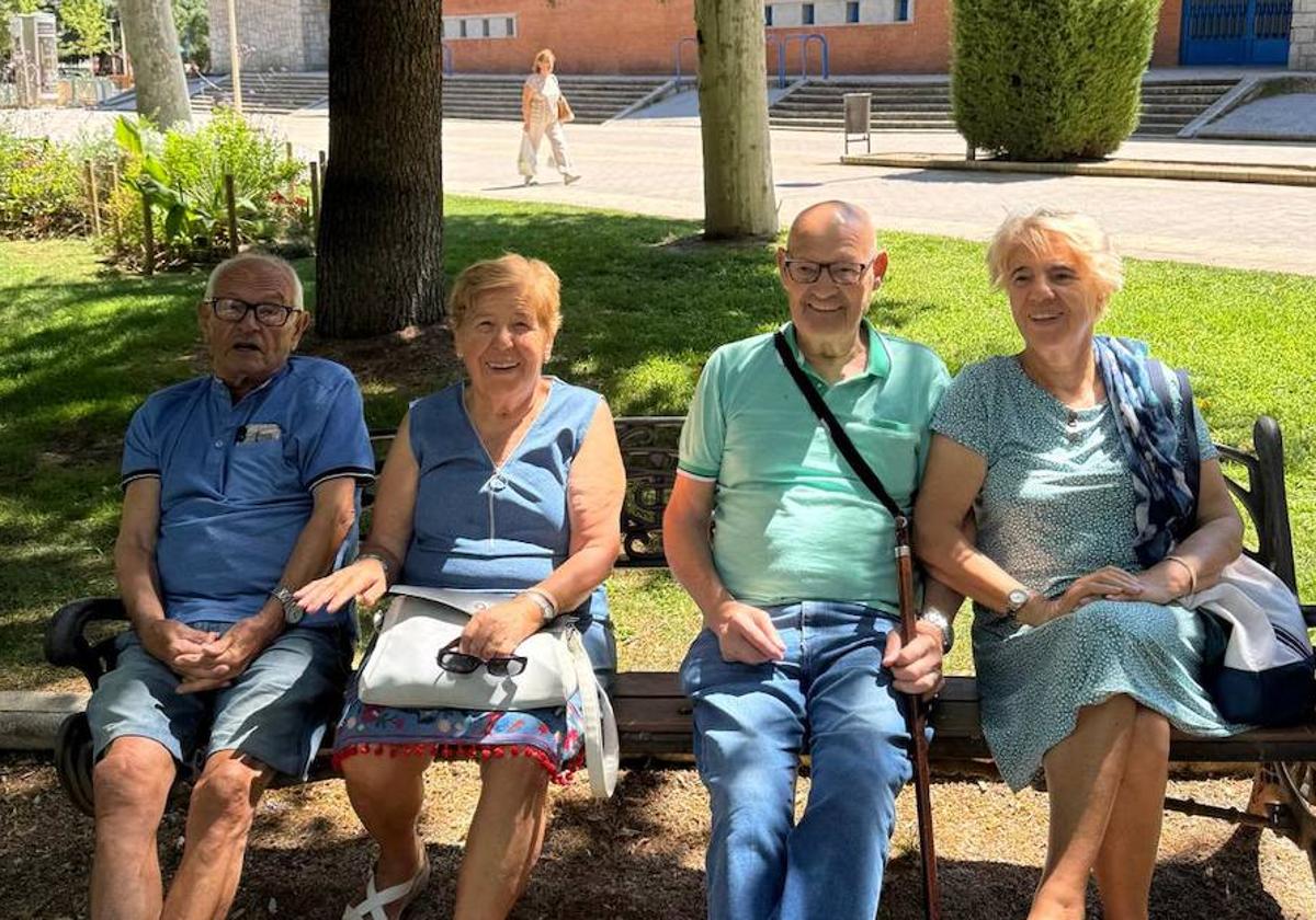 Los cuatro amigos, sentados en el parque de La Alamedilla.