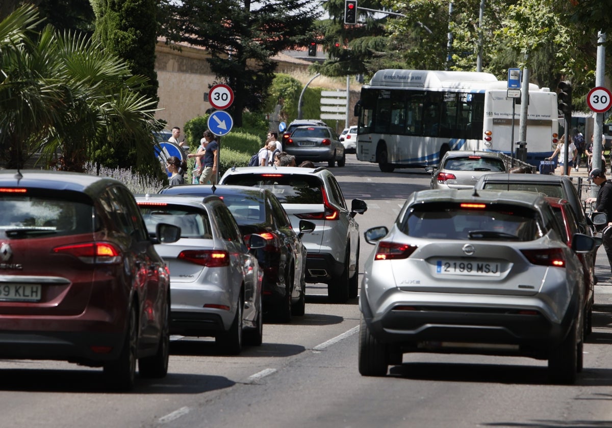 Vehículos circulando por las calles del centro de Salamanca.