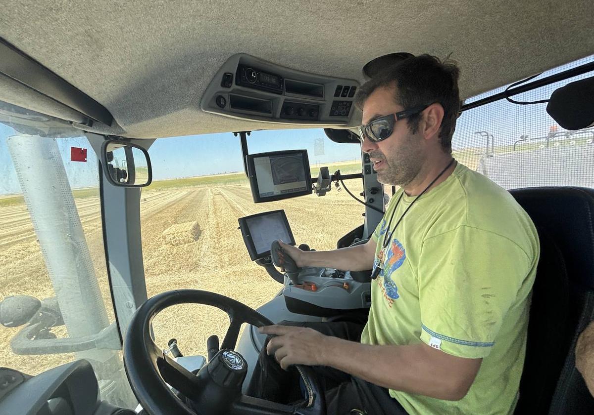 Manuel García Hernández trabaja empacando la paja en Peñaranda de Bracamonte.
