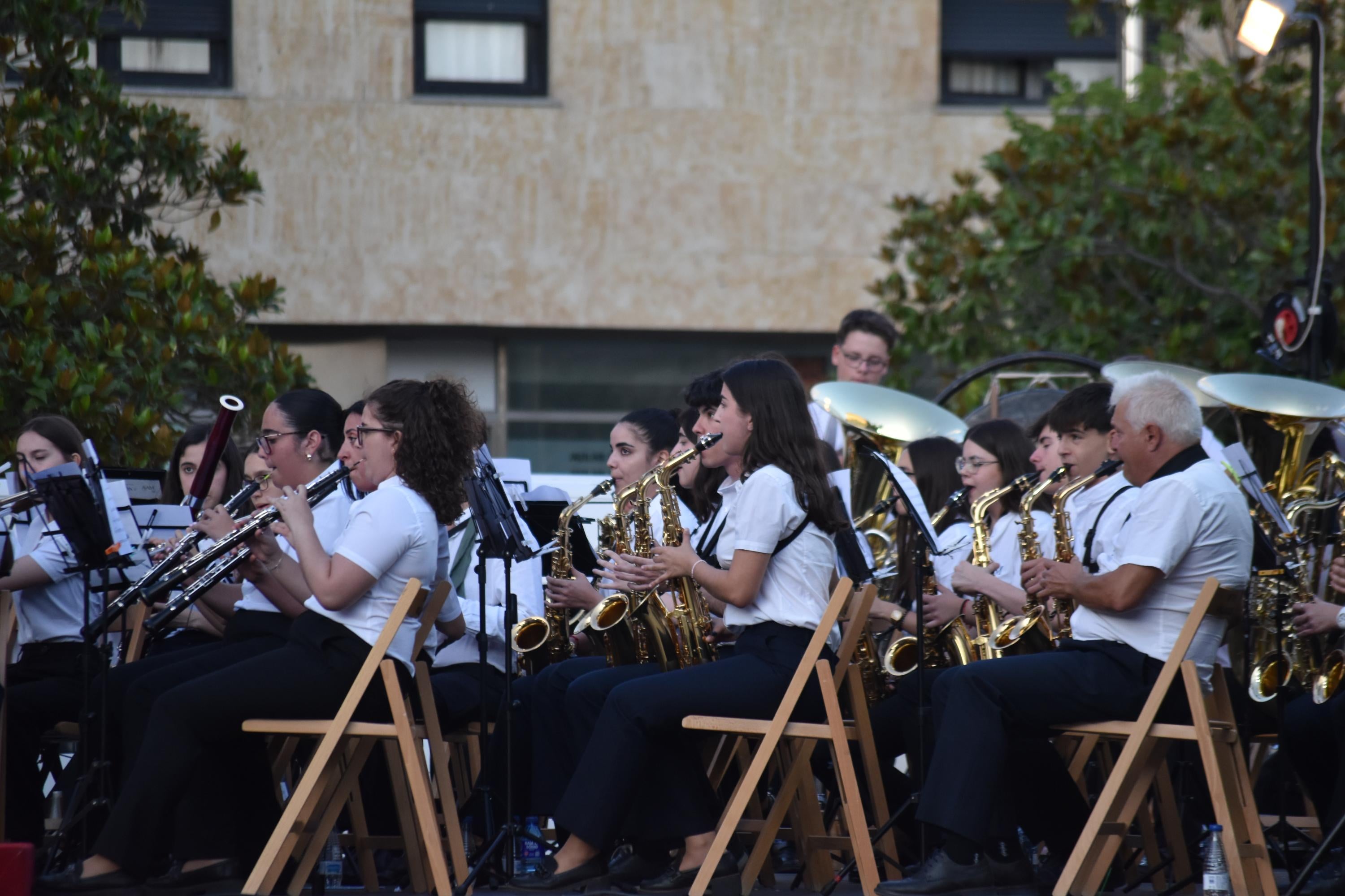Villamayor vibra al ritmo de 100 músicos en sus 'Noches de verano'