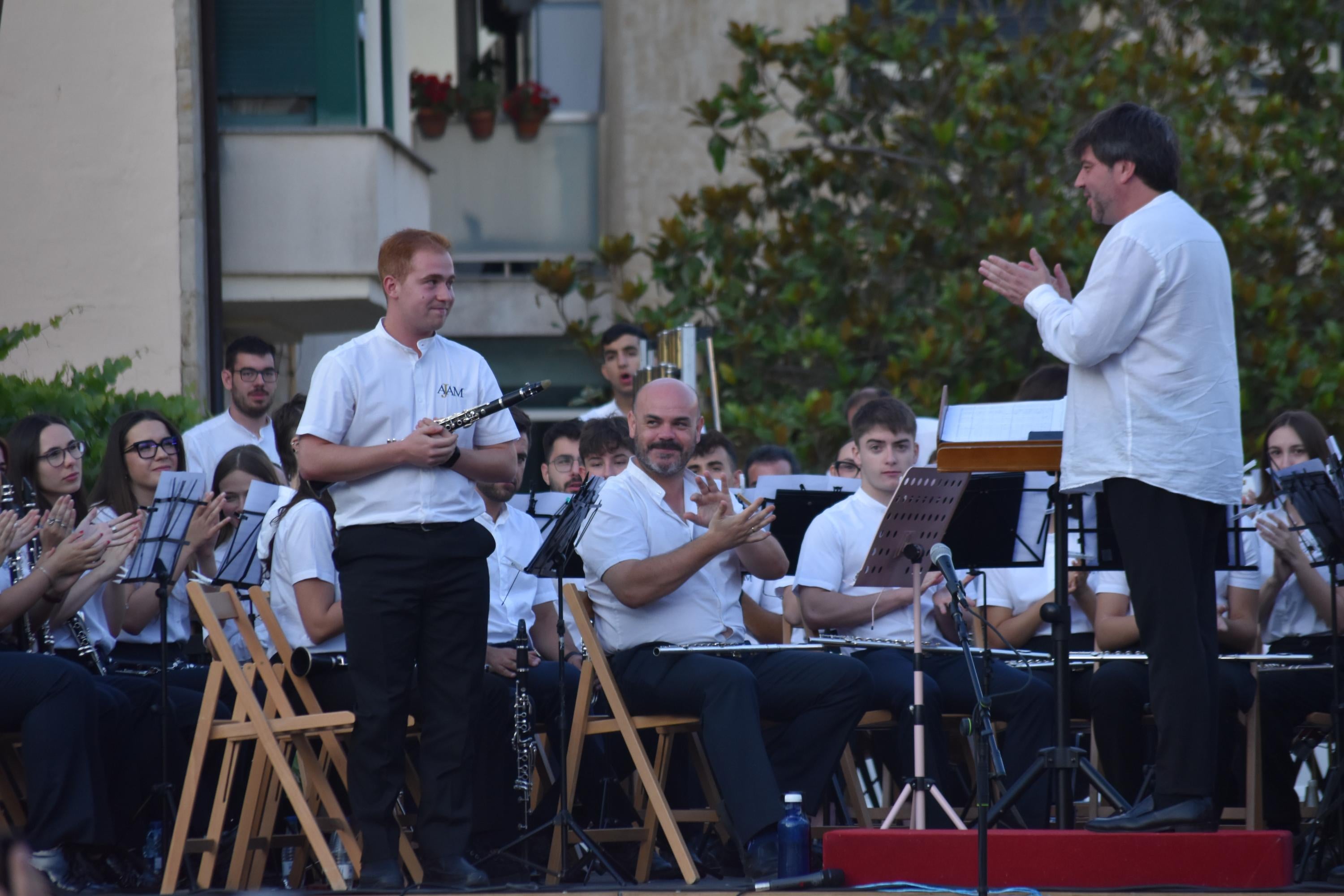 Villamayor vibra al ritmo de 100 músicos en sus 'Noches de verano'