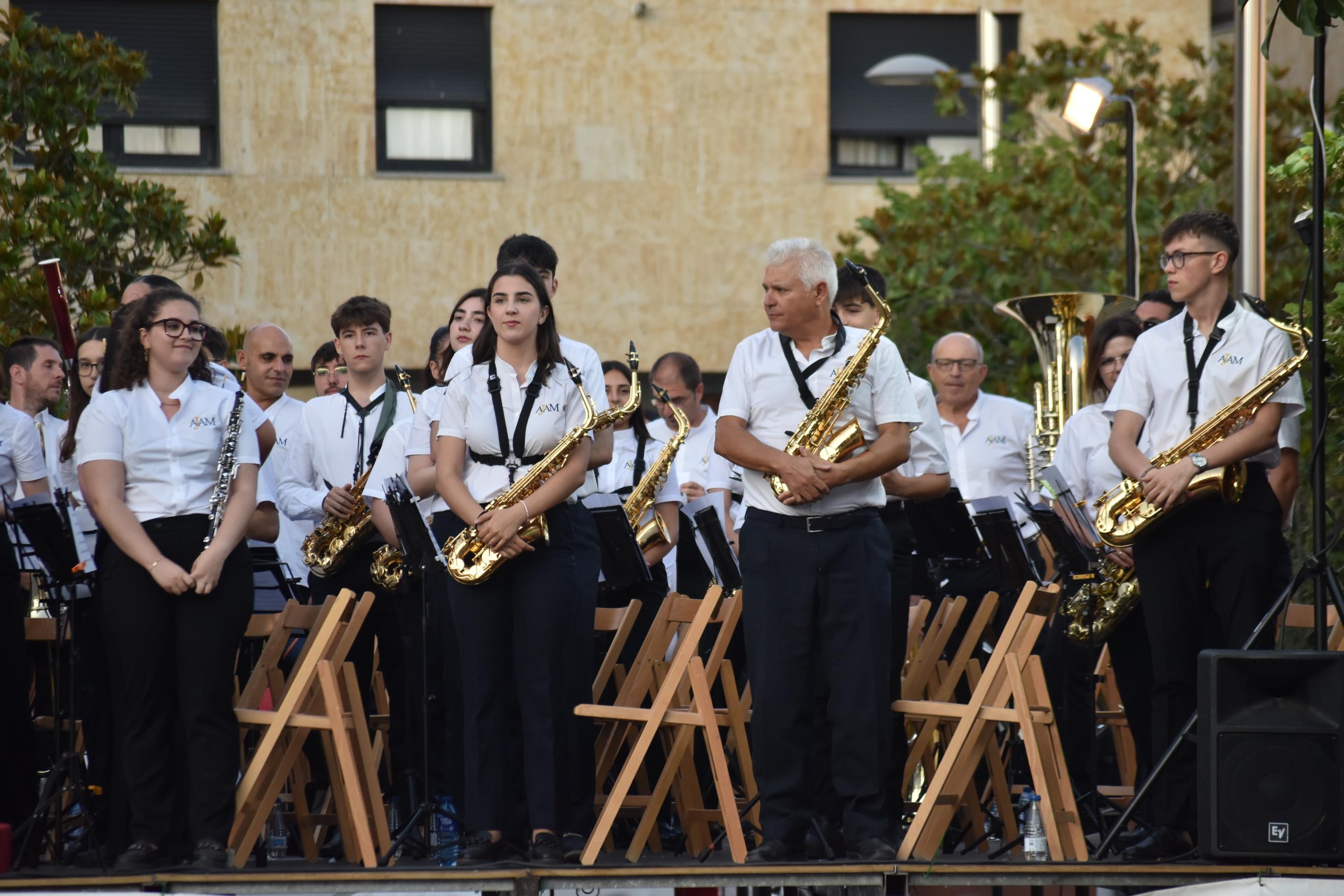 Villamayor vibra al ritmo de 100 músicos en sus 'Noches de verano'