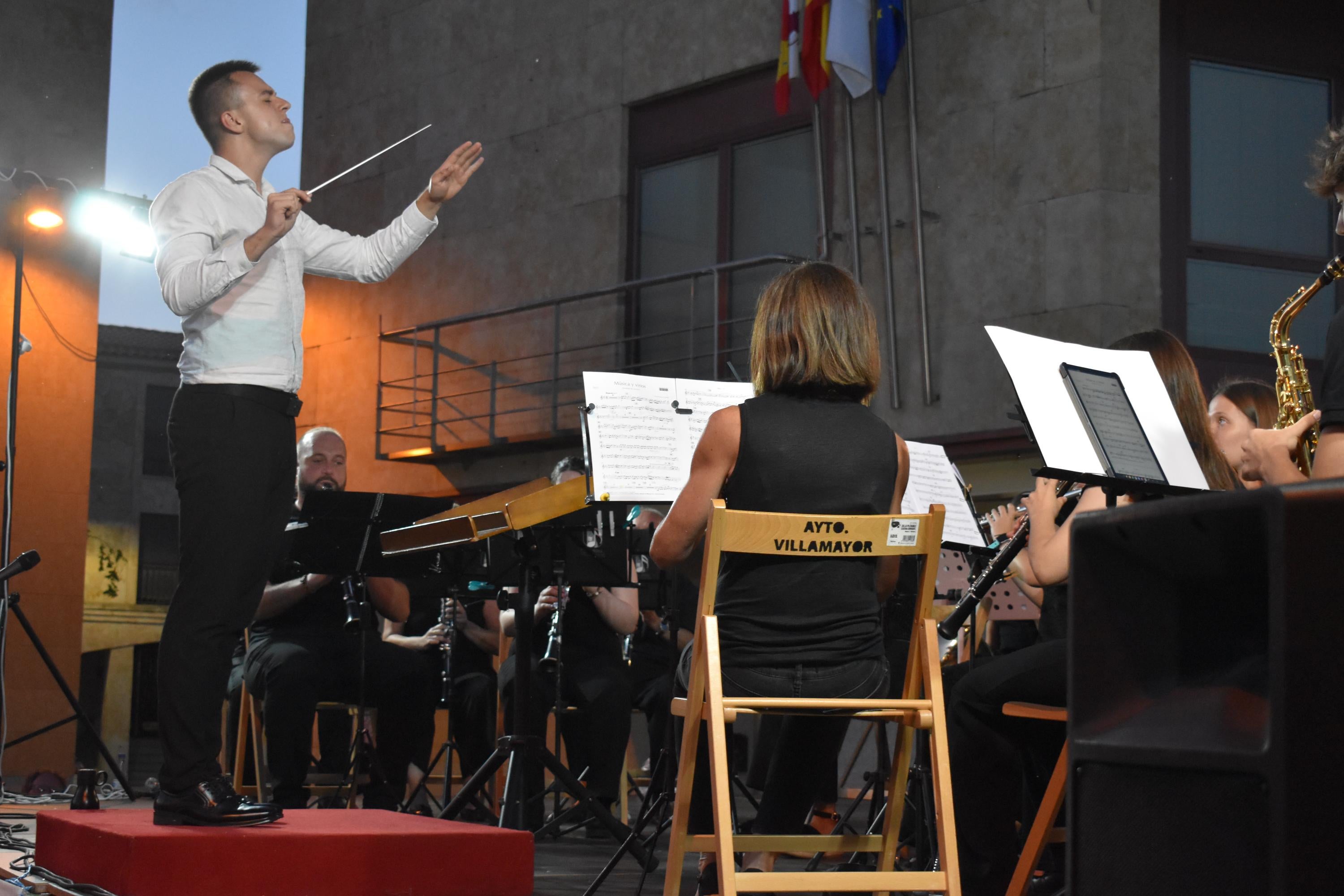 Villamayor vibra al ritmo de 100 músicos en sus 'Noches de verano'