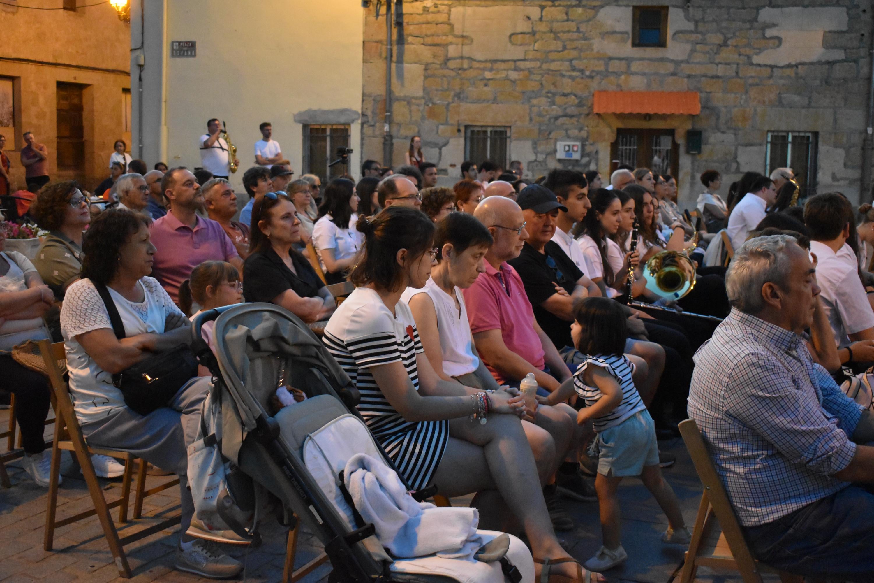 Villamayor vibra al ritmo de 100 músicos en sus 'Noches de verano'