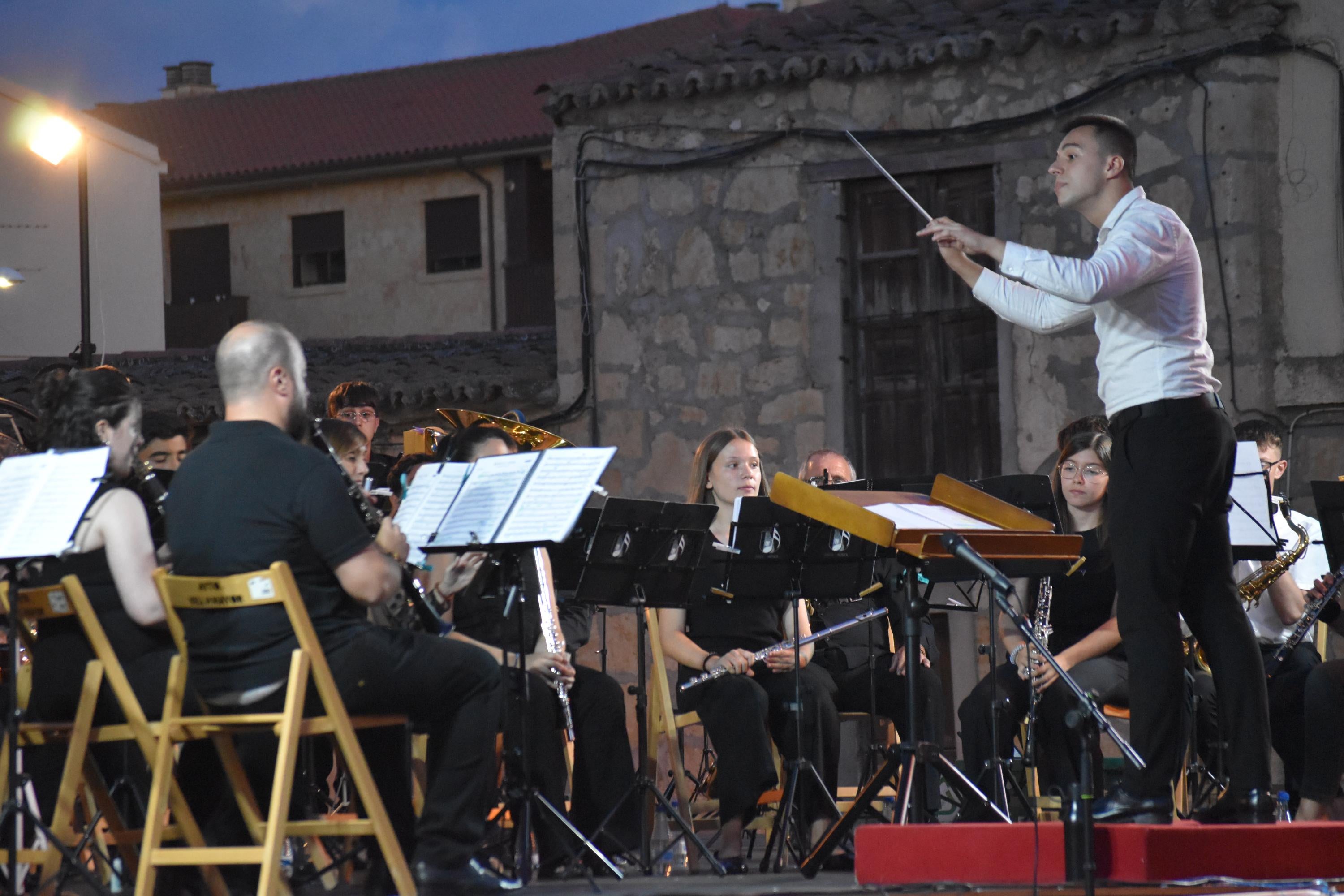 Villamayor vibra al ritmo de 100 músicos en sus 'Noches de verano'