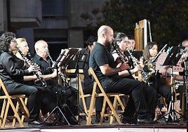 Asistentes al concierto en Villamayor.