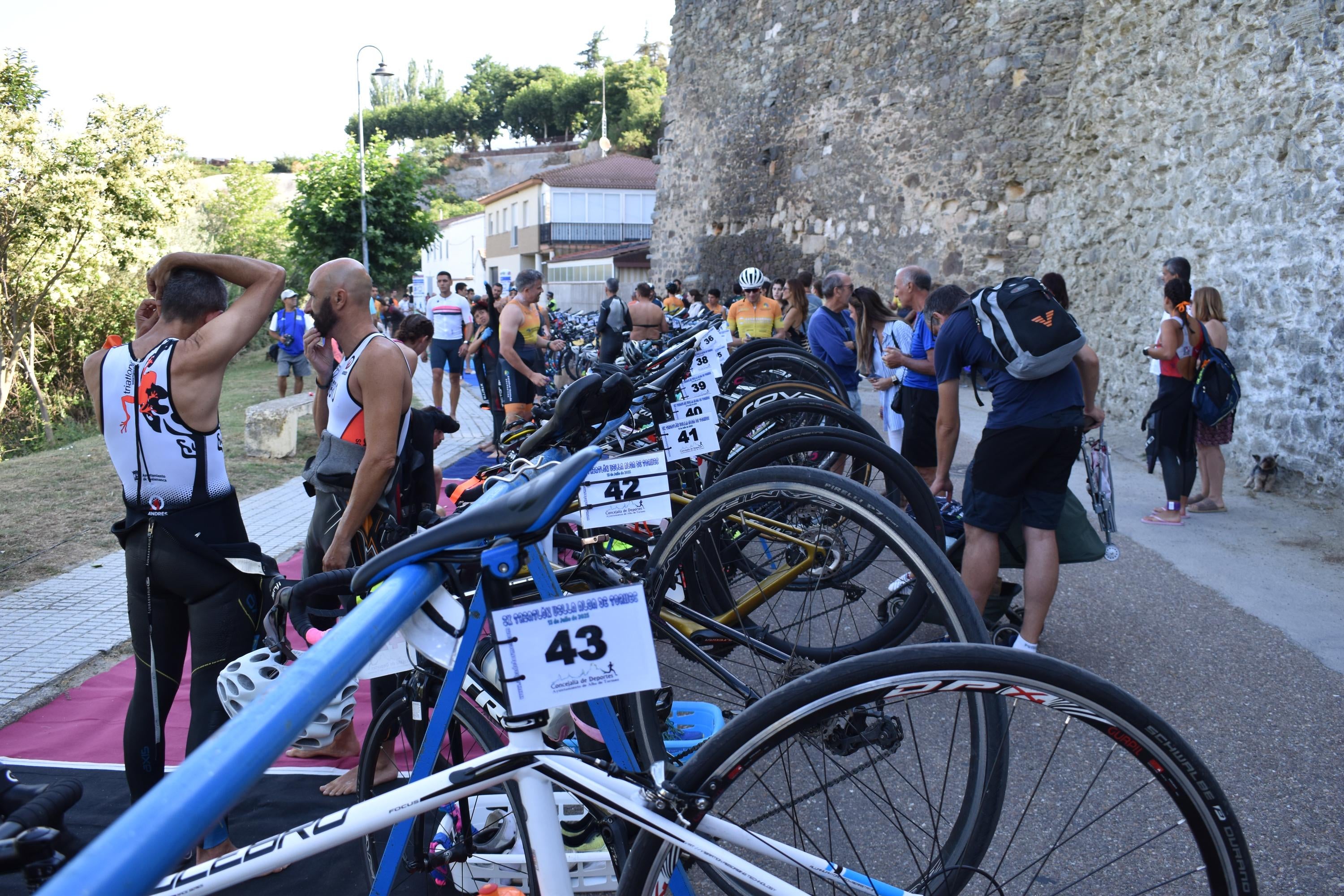 Pablo Herrero y Ester Rodríguez terminan los primeros en el triatlón de Alba de Tormes