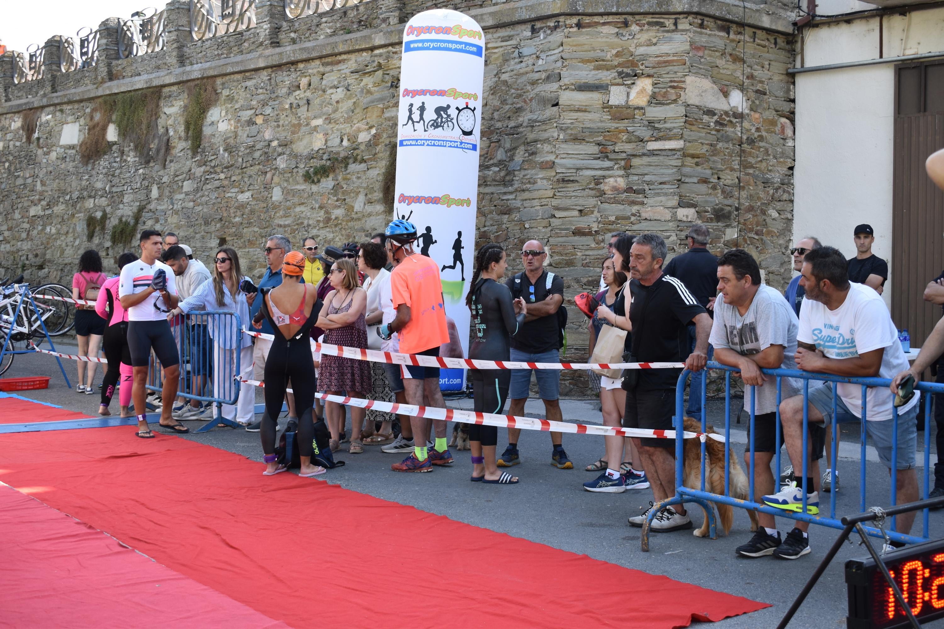 Pablo Herrero y Ester Rodríguez terminan los primeros en el triatlón de Alba de Tormes