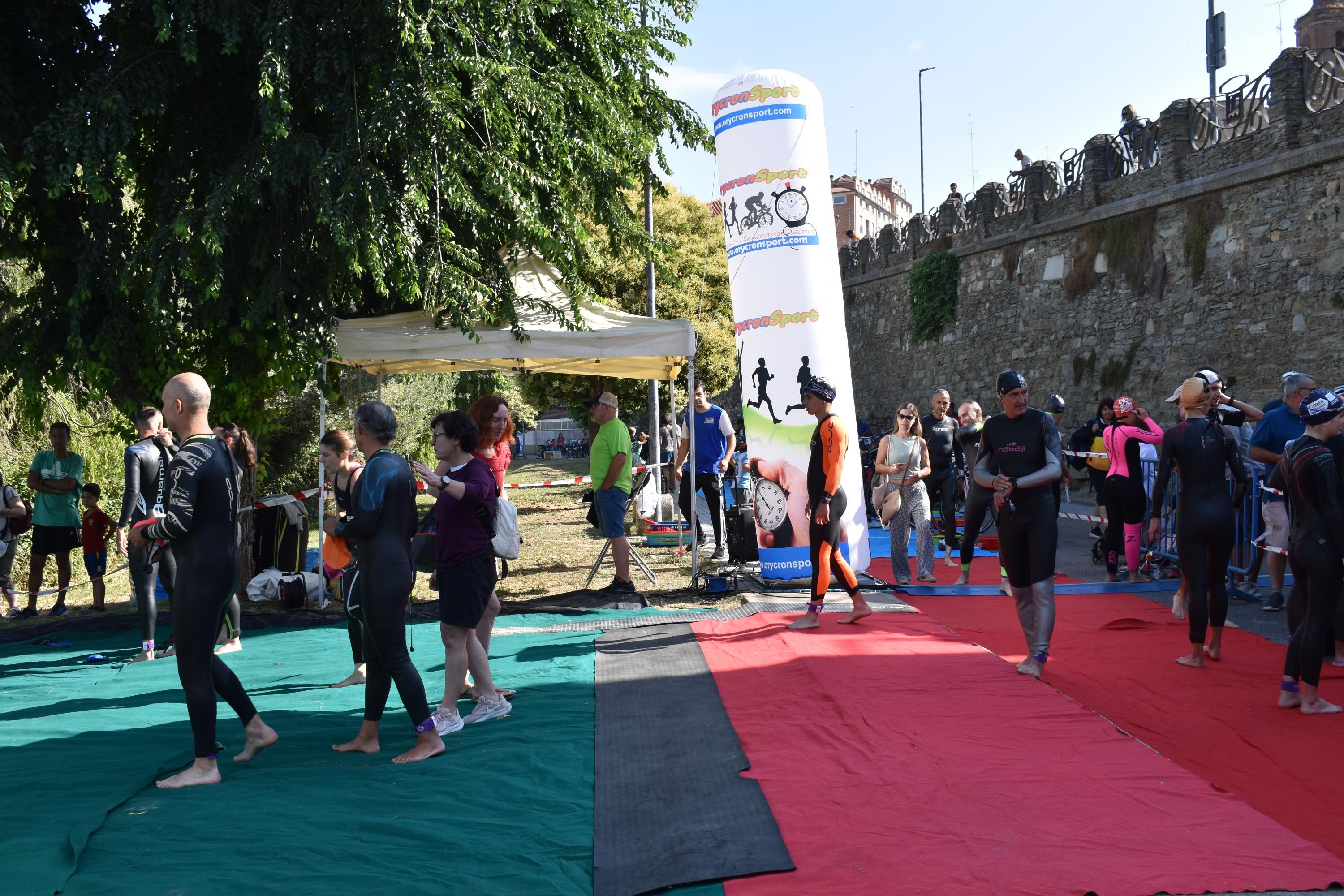 Pablo Herrero y Ester Rodríguez terminan los primeros en el triatlón de Alba de Tormes