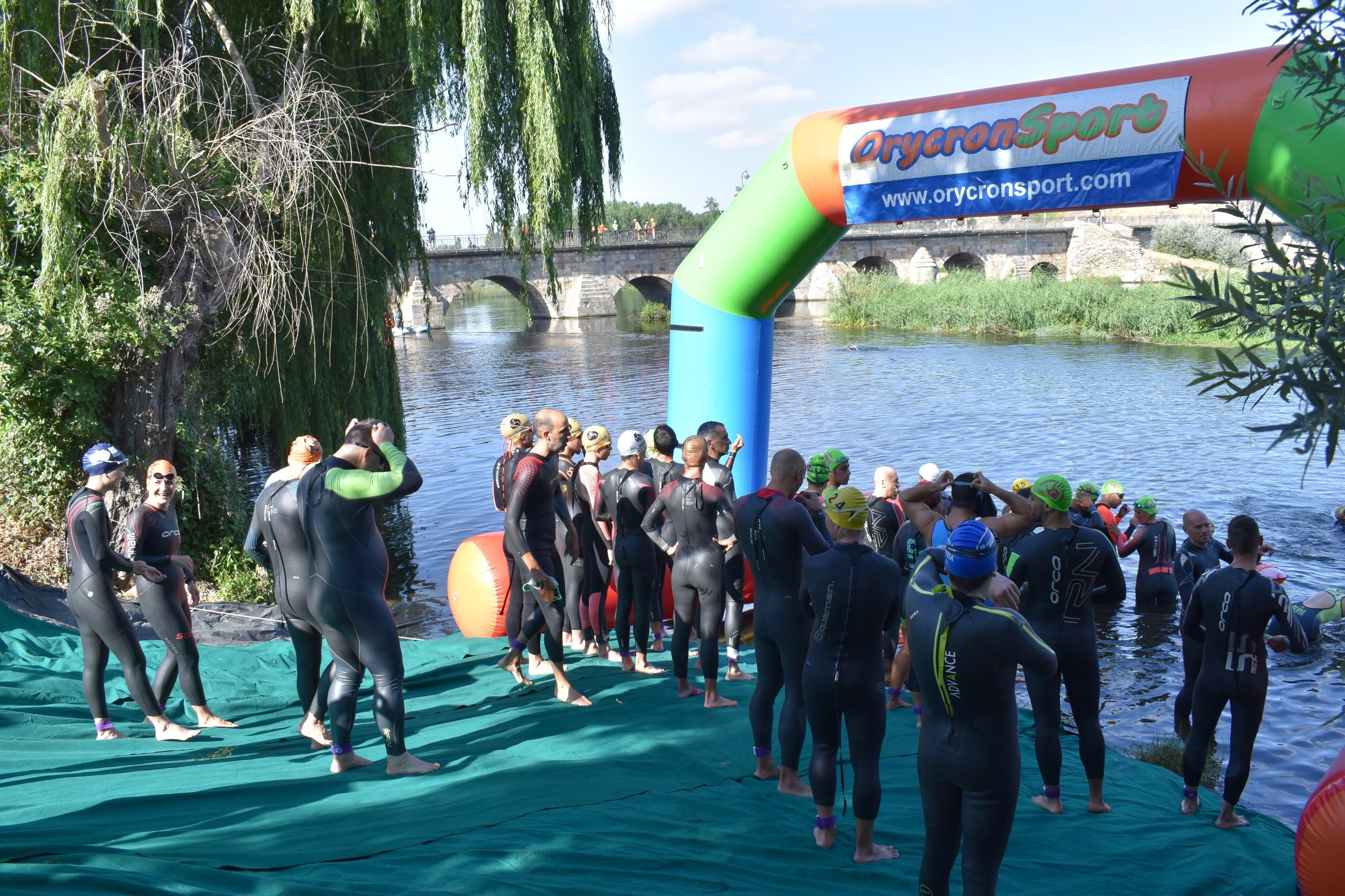 Pablo Herrero y Ester Rodríguez terminan los primeros en el triatlón de Alba de Tormes