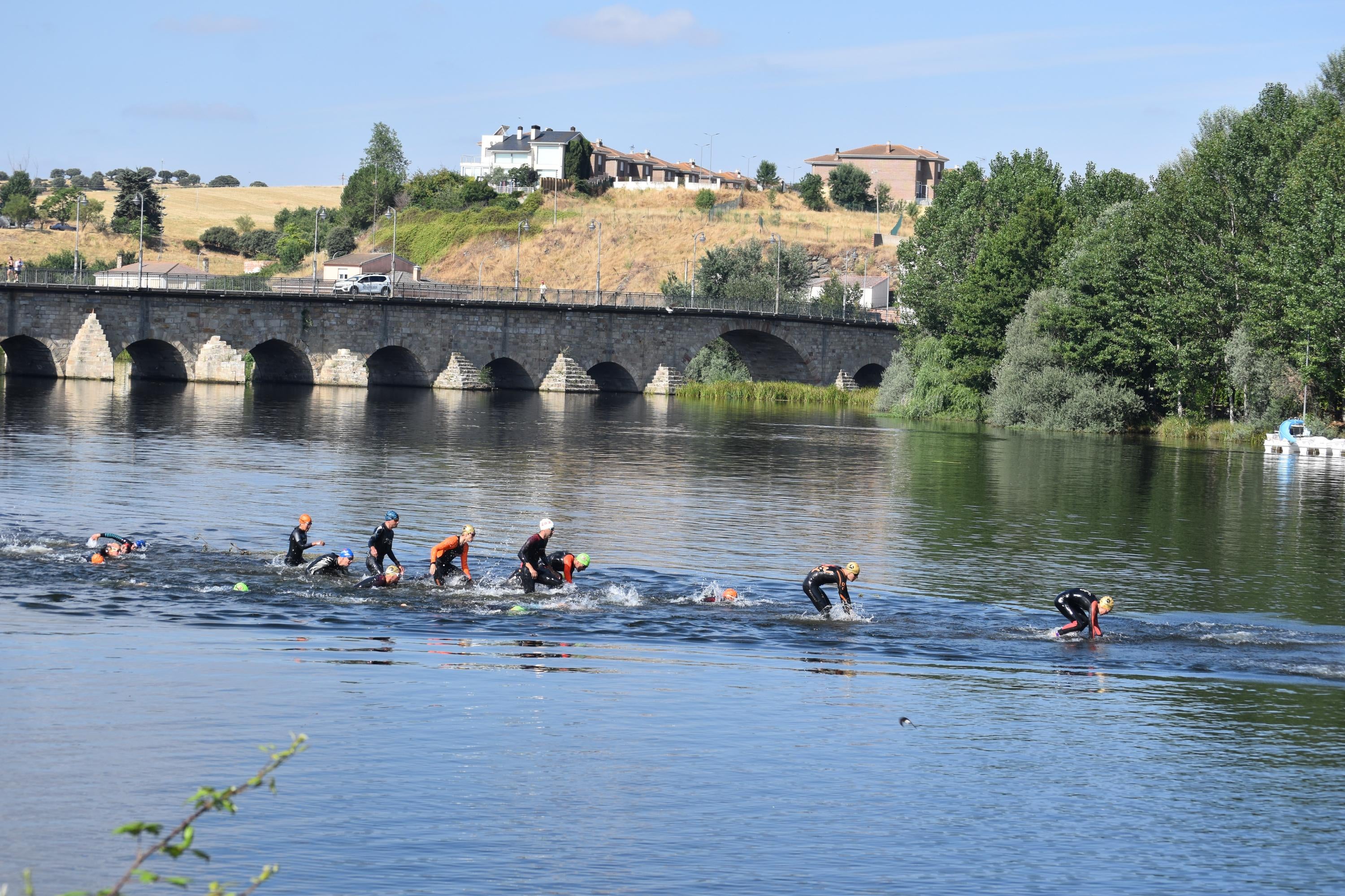 Pablo Herrero y Ester Rodríguez terminan los primeros en el triatlón de Alba de Tormes