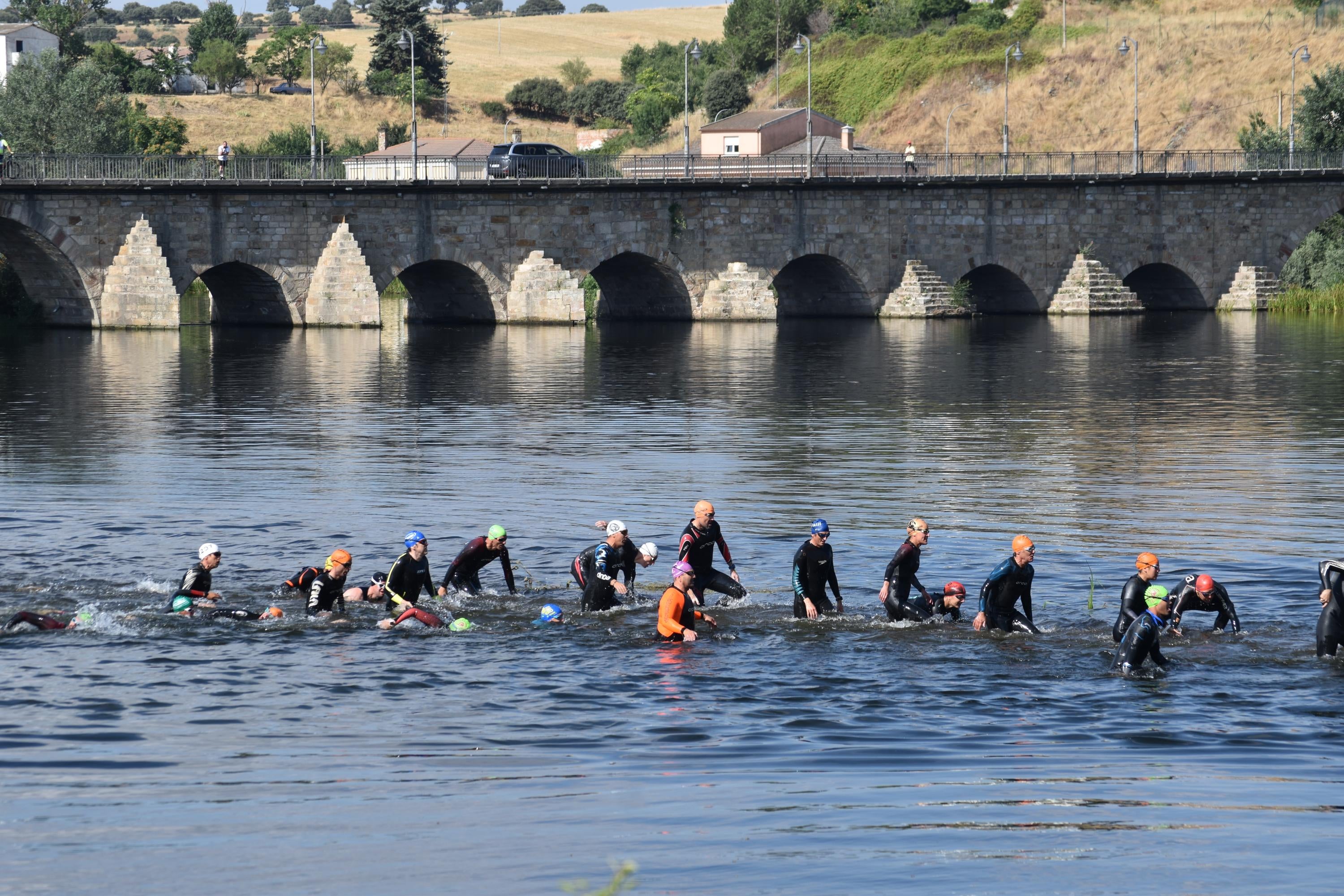 Pablo Herrero y Ester Rodríguez terminan los primeros en el triatlón de Alba de Tormes