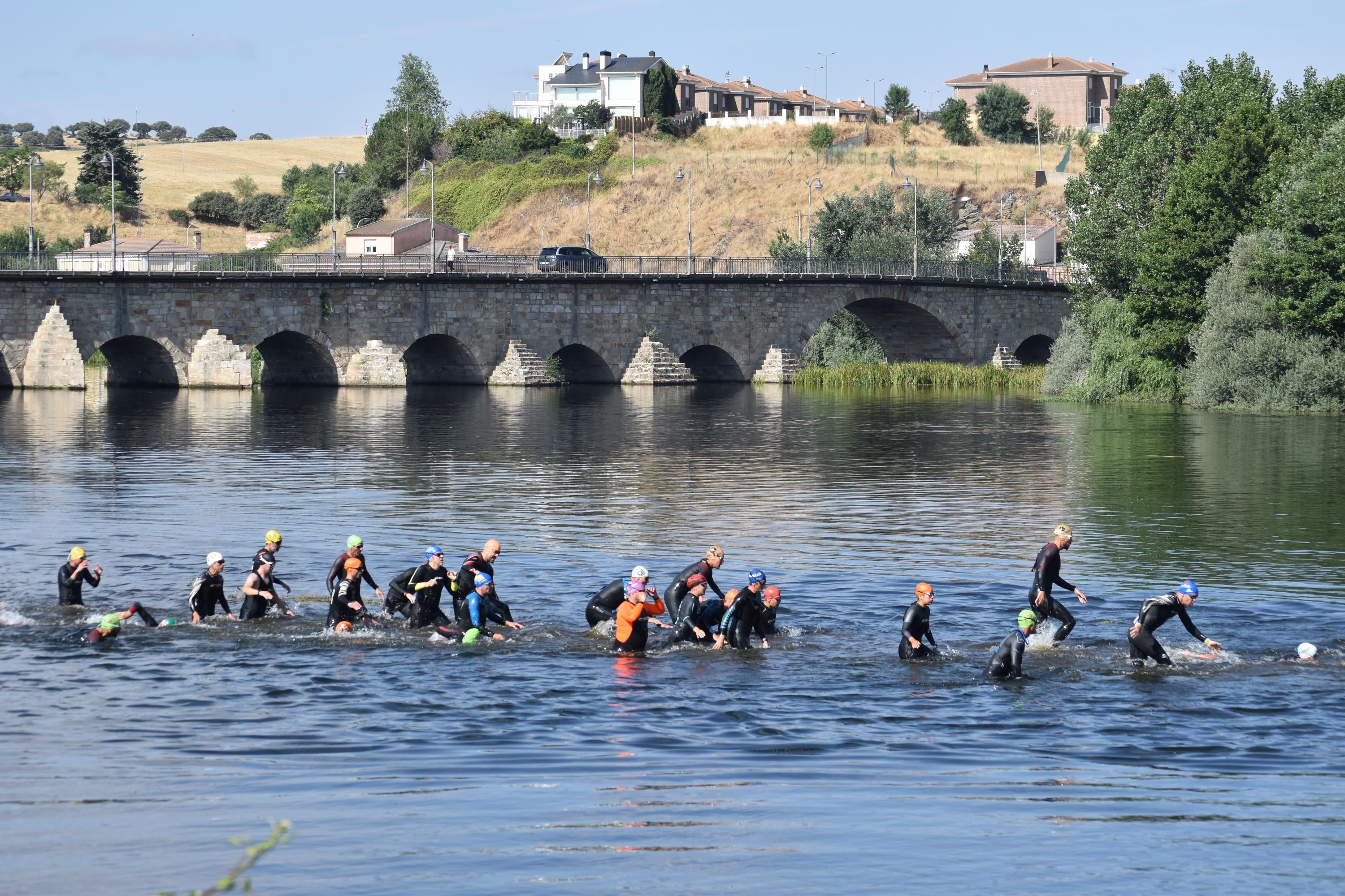 Pablo Herrero y Ester Rodríguez terminan los primeros en el triatlón de Alba de Tormes