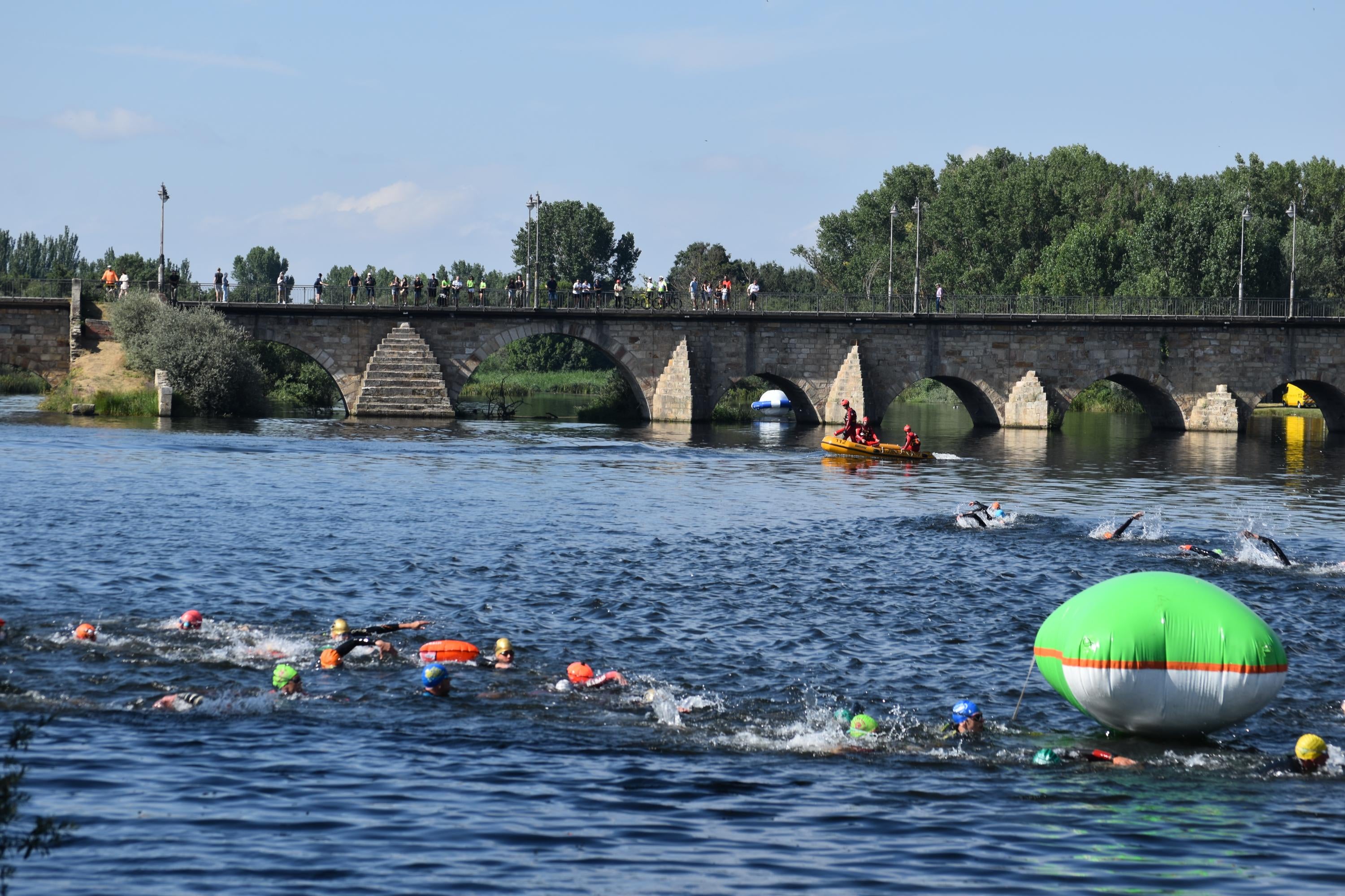 Pablo Herrero y Ester Rodríguez terminan los primeros en el triatlón de Alba de Tormes