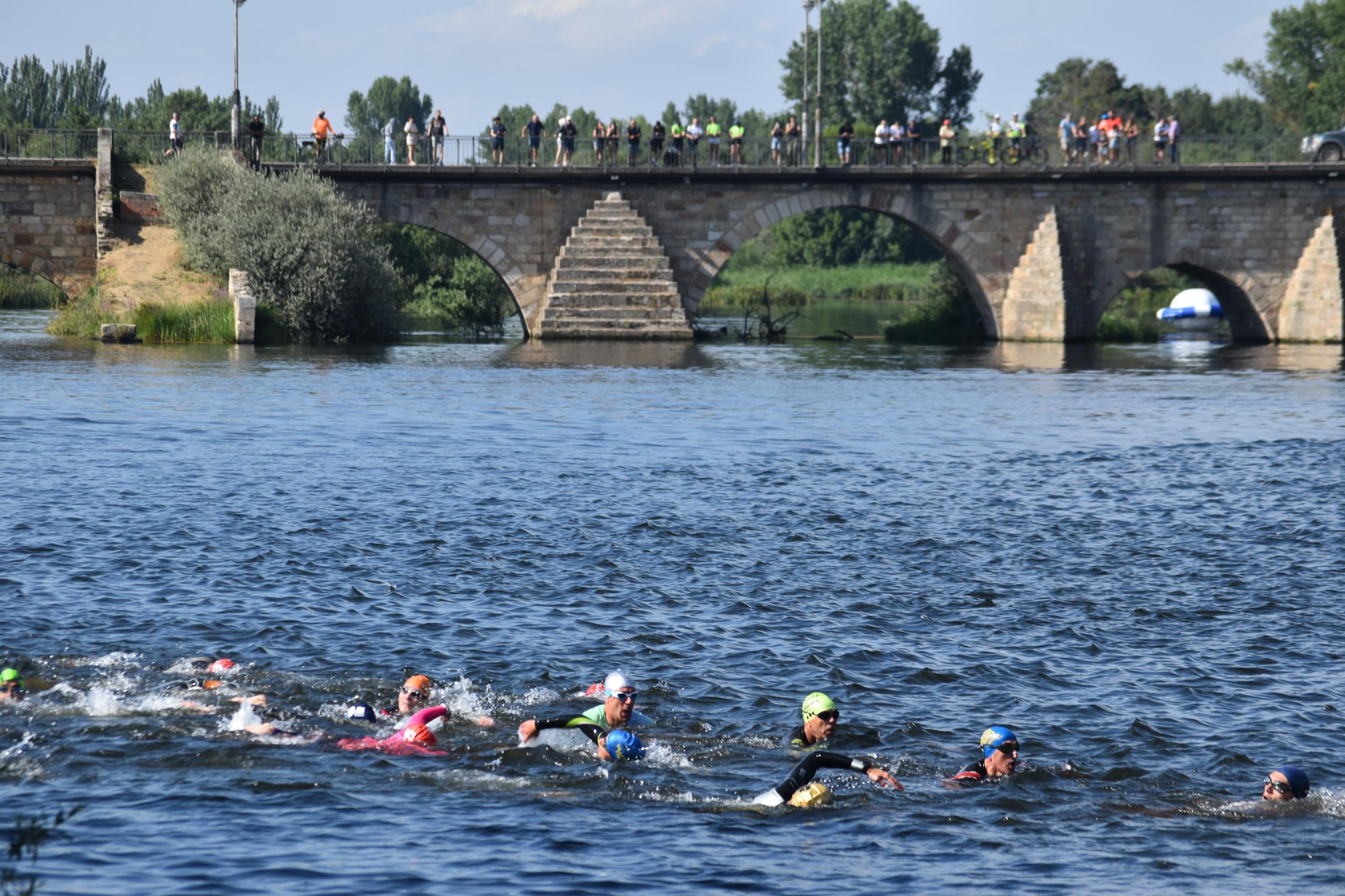 Pablo Herrero y Ester Rodríguez terminan los primeros en el triatlón de Alba de Tormes