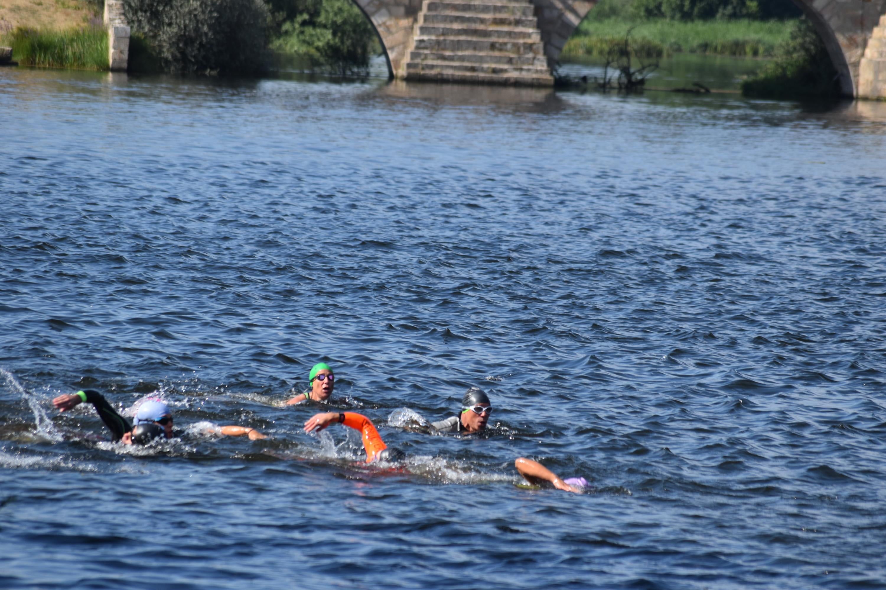 Pablo Herrero y Ester Rodríguez terminan los primeros en el triatlón de Alba de Tormes