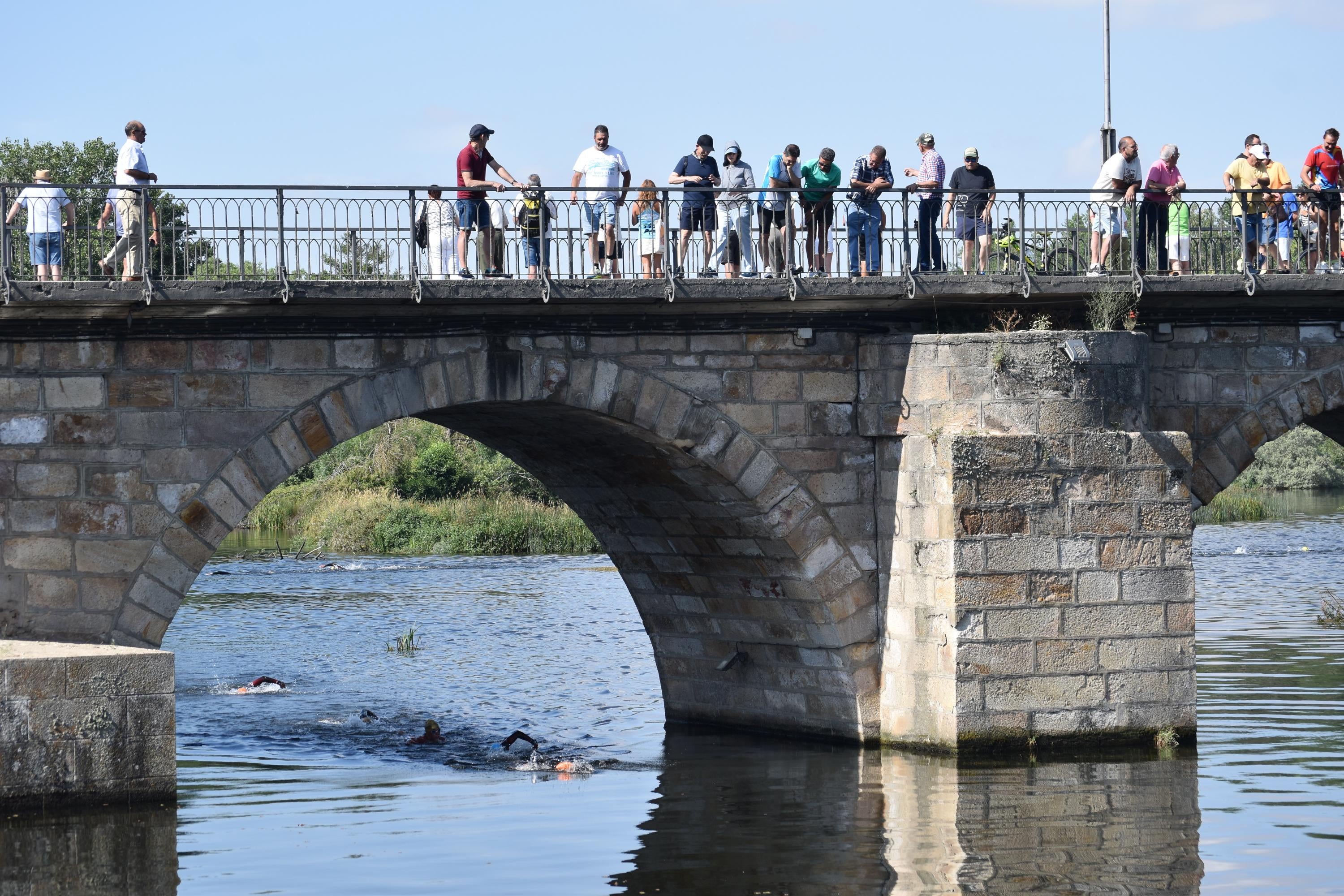 Pablo Herrero y Ester Rodríguez terminan los primeros en el triatlón de Alba de Tormes