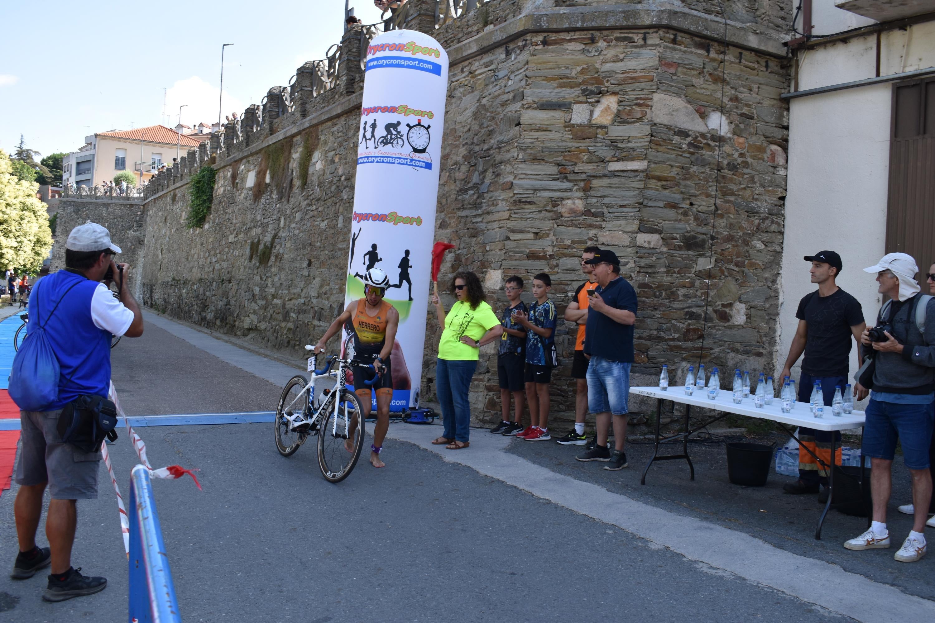 Pablo Herrero y Ester Rodríguez terminan los primeros en el triatlón de Alba de Tormes