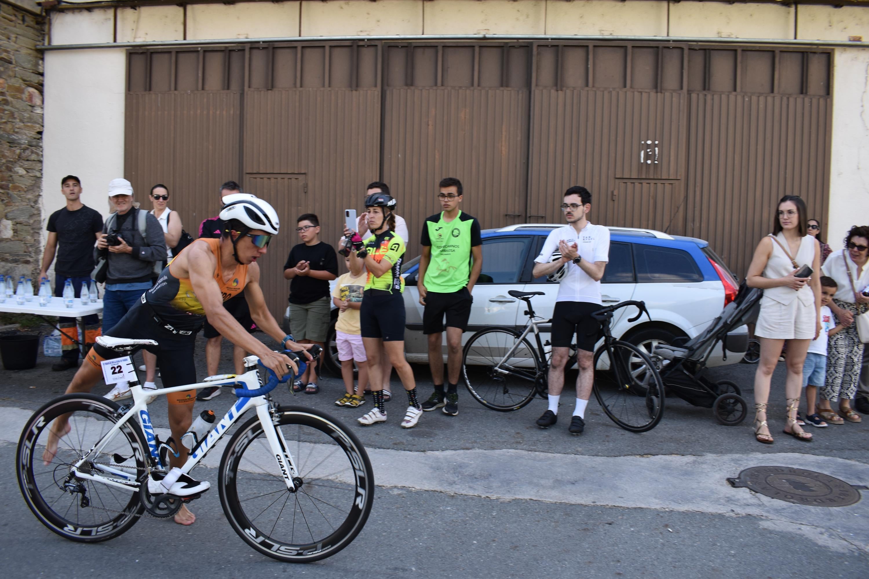Pablo Herrero y Ester Rodríguez terminan los primeros en el triatlón de Alba de Tormes