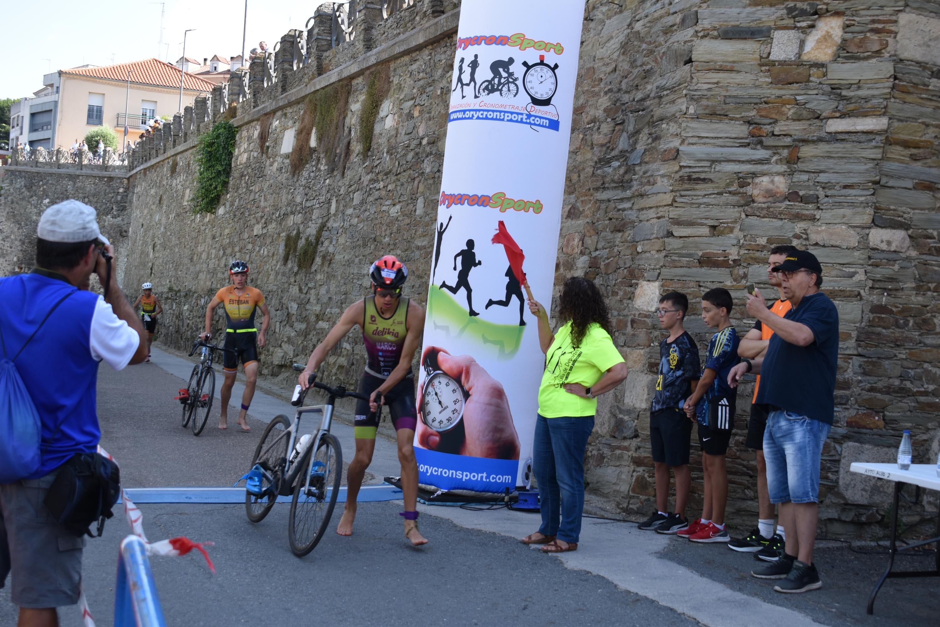 Pablo Herrero y Ester Rodríguez terminan los primeros en el triatlón de Alba de Tormes