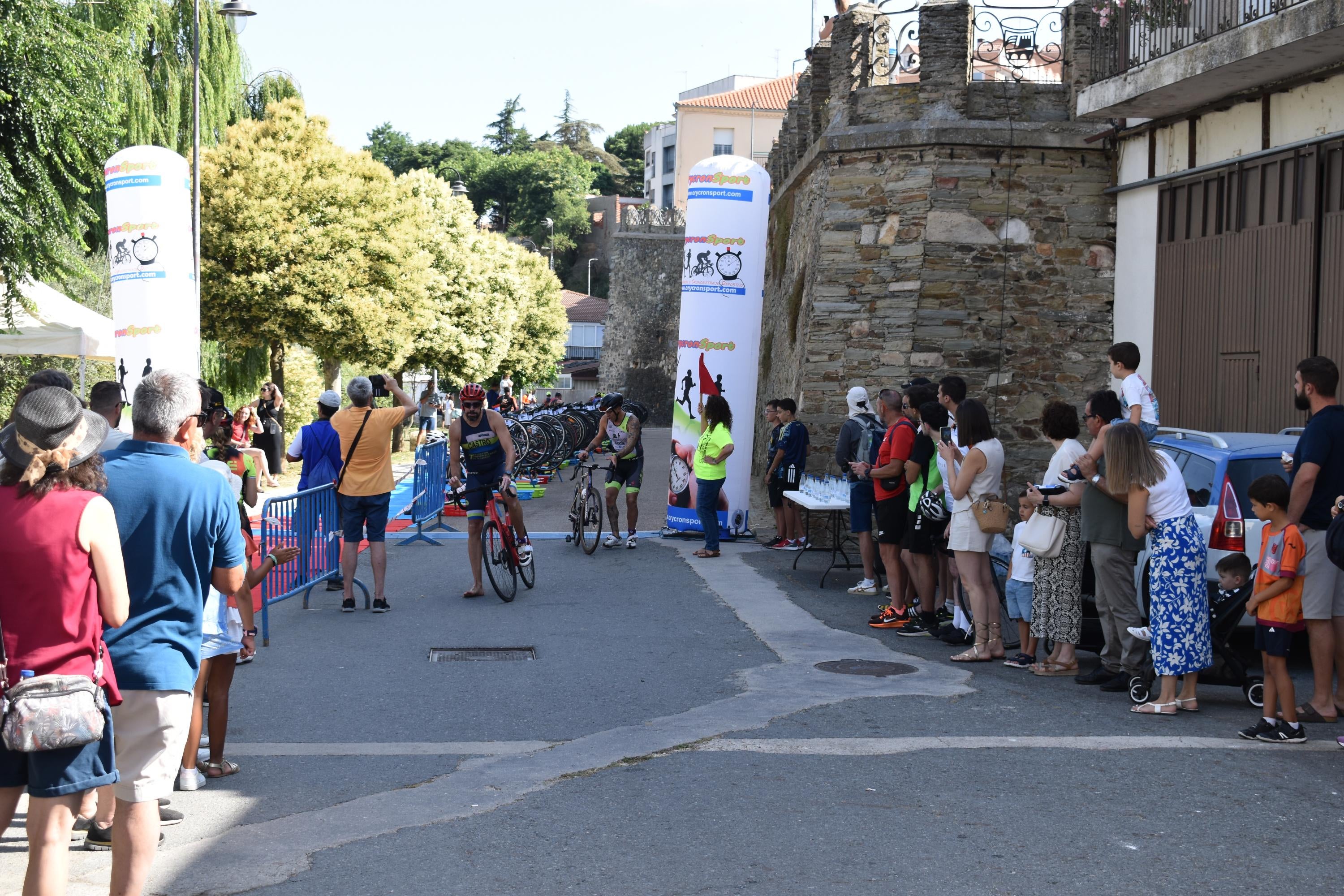 Pablo Herrero y Ester Rodríguez terminan los primeros en el triatlón de Alba de Tormes