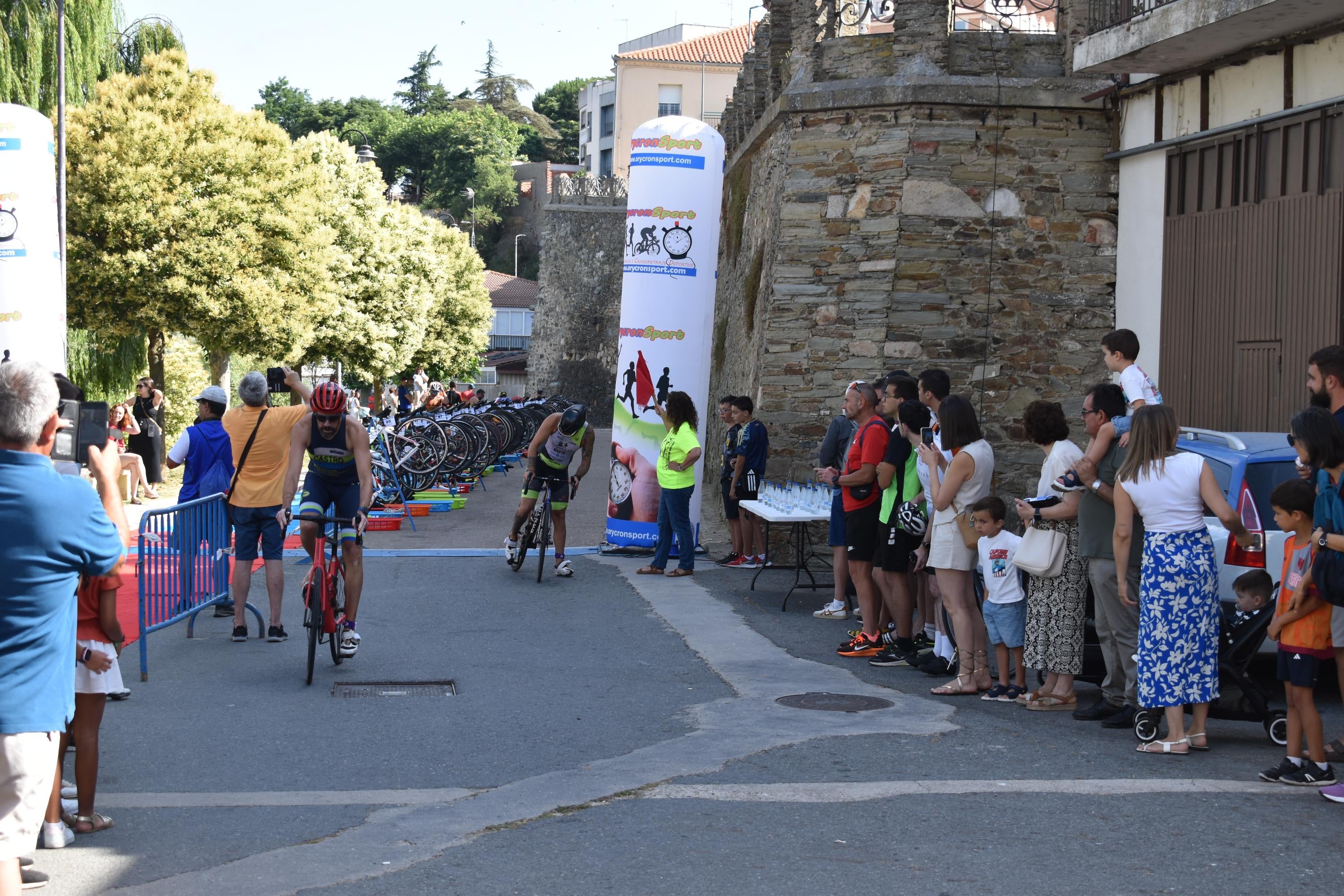 Pablo Herrero y Ester Rodríguez terminan los primeros en el triatlón de Alba de Tormes