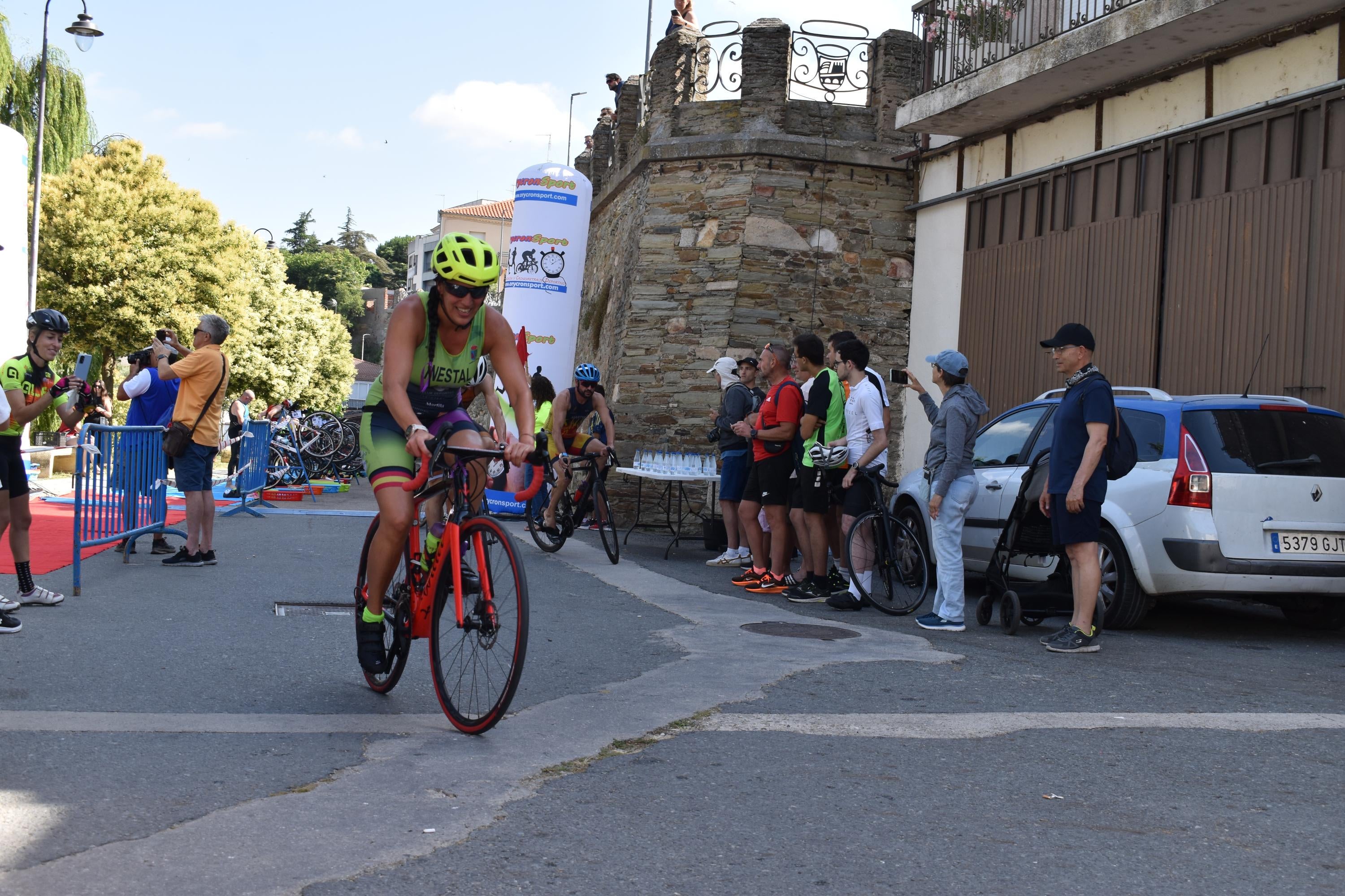 Pablo Herrero y Ester Rodríguez terminan los primeros en el triatlón de Alba de Tormes