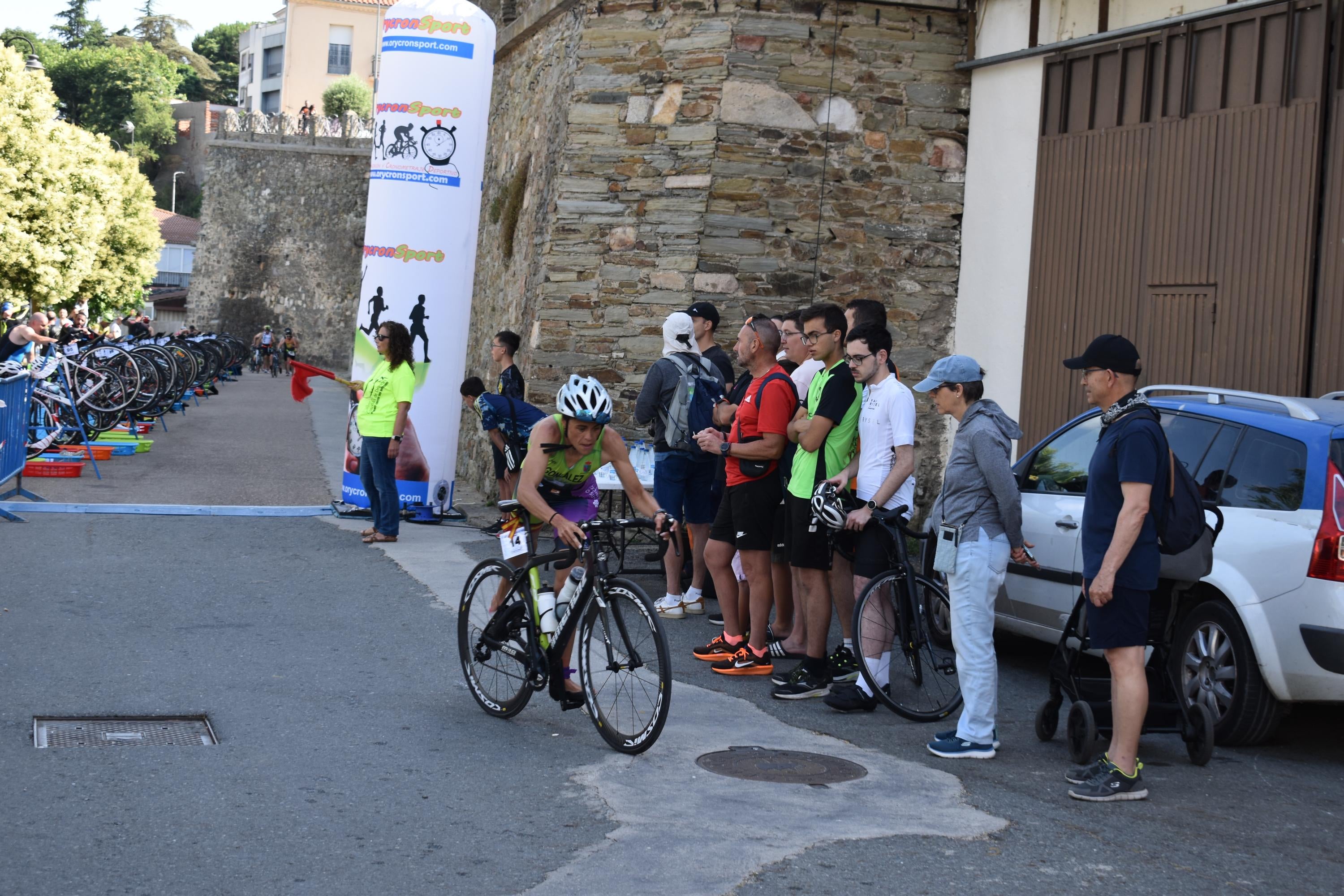 Pablo Herrero y Ester Rodríguez terminan los primeros en el triatlón de Alba de Tormes