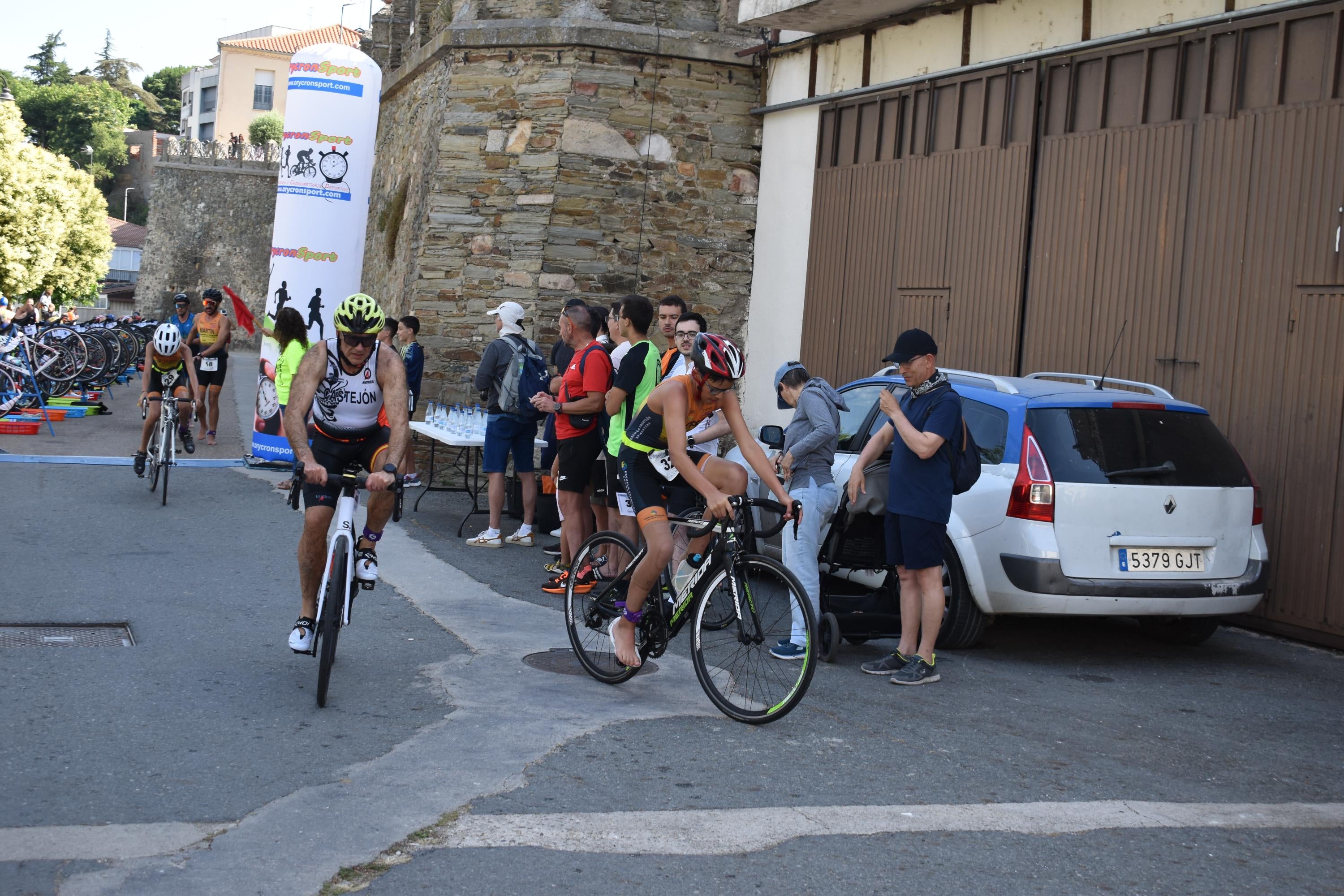 Pablo Herrero y Ester Rodríguez terminan los primeros en el triatlón de Alba de Tormes